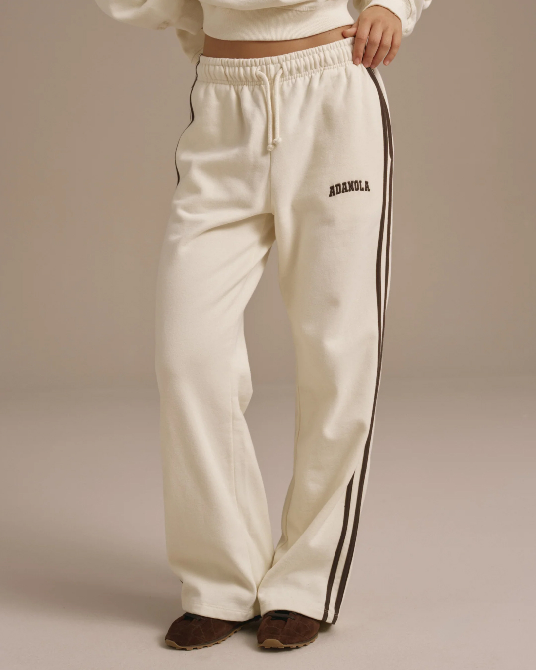 편하게 입어도 예쁜 이유?🖤
셋업으로 완성하는 간절기 데일리룩🤎🧸

지금 계절에 딱 어울리는 셋업, 지금 소개해드릴게요.

1. 알로 아콜레이드 크루넥 풀오버, 10만 원대
클래식한 뉴트럴 톤에 로고 포인트가 더해진 오버핏 스웨트셔츠입니다. 안감은 프렌치 테리 소재로, 같은 컬러의 스웨트팬츠와 브라운 보스턴백을 매치해 데일리룩을 연출했습니다.

2. 알로 아콜레이드 스트레이트 레그 스웻팬츠, 10만 원대
부드럽고 포근한 프렌치 테리 소재로 완성된 루즈핏 스웻팬츠입니다. 여유로운 실루엣과 깔끔한 디자인으로 편안하면서도 세련된 무드를 연출합니다.

3. 아다놀라 바시티 루즈핏 스웻셔츠, 10만 원대
플리스백 코튼 소재로 완성된 루즈핏 맨투맨입니다. 부드럽게 떨어지는 실루엣이 특징으로, 같은 컬러의 스웻팬츠와 셋업으로 매치해 미니멀한 데일리룩을 연출했습니다.

4. 아다놀라 바시티 루즈핏 스웻팬츠, 10만 원대
크림 컬러에 브라운 배색 라인이 더해진 루즈핏 트레이닝 팬츠입니다. 코튼 소재에 자수 로고로 디테일을 더했으며, 블랙 코트를 매치해 세련된 캐주얼 룩을 완성했습니다. 이미지8