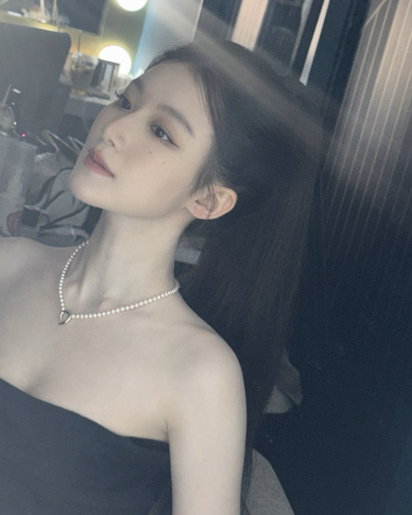 거울 앞 1분 투자로 여리미 폭발💖
소두 효과 확실한 포니테일로🫧💞분위기까지 예쁘게 만들어 보자 이미지7