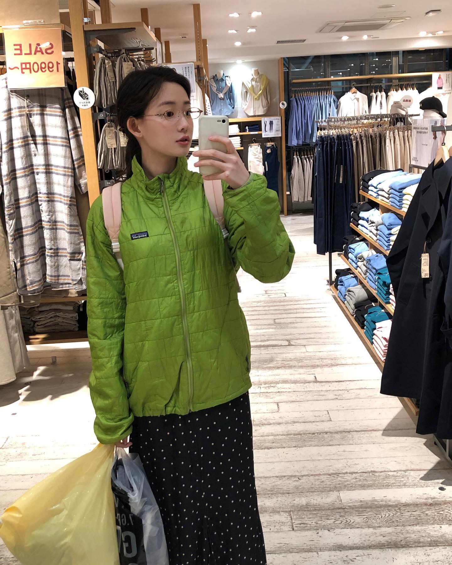 겨울엔 파타고니아만한 게 없죠❄️
최윤지의 흔하지 않은 파타고니아 스타일링 보고 가세요👀🧚🏻

겨울이 오면 생각나는 최윤지의 파타고니아 겨울 아이템 2가지 모았어요.

1. 마이크로 스냅 티 풀오버, 20만 원대
파타고니아 시그니처 디자인 스냅 버튼 플래킷으로, 부드러운 폴리에스터 플리스 소재에 칼라, 소매, 밑단에 더해진 바인딩이 돋보이죠. 최윤지는 흑청 팬츠와 핸드 워머, 헤어밴드를 같이 매치해 캐주얼하면서도 트렌디한 겨울 룩을 완성했습니다. 

2. 나노 퍼프 재킷, 30만 원대
 가벼운 재활용 폴리에스터 립스톱 쉘 소재에 벽돌 퀼팅 패턴이 더해져 방풍성과 방수성까지 갖춘 실용적인 재킷입니다. 최윤지는 도트 스커트와 무테안경을 믹스 매치해 빈티지한 감성이 느껴지는 아메카지 룩을 연출했습니다.  이미지6