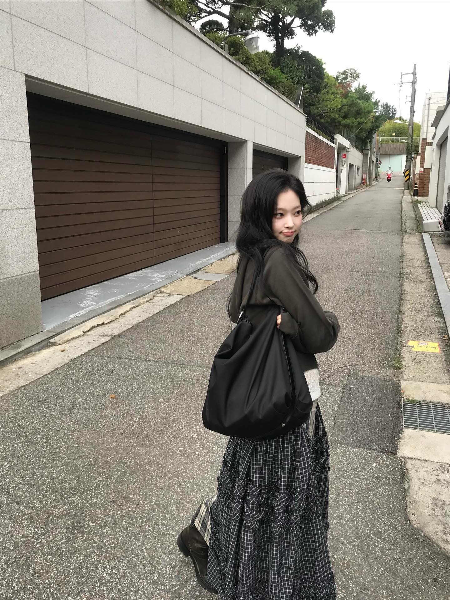 편하고 예쁜 옷 찾는다면?🖤
어디에나 잘 어울리는 롱스커트로 데일리 코디하기👗✨ 이미지4