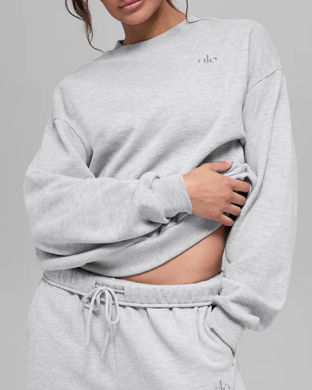 편하게 입어도 예쁜 이유?🖤
셋업으로 완성하는 간절기 데일리룩🤎🧸

지금 계절에 딱 어울리는 셋업, 지금 소개해드릴게요.

1. 알로 아콜레이드 크루넥 풀오버, 10만 원대
클래식한 뉴트럴 톤에 로고 포인트가 더해진 오버핏 스웨트셔츠입니다. 안감은 프렌치 테리 소재로, 같은 컬러의 스웨트팬츠와 브라운 보스턴백을 매치해 데일리룩을 연출했습니다.

2. 알로 아콜레이드 스트레이트 레그 스웻팬츠, 10만 원대
부드럽고 포근한 프렌치 테리 소재로 완성된 루즈핏 스웻팬츠입니다. 여유로운 실루엣과 깔끔한 디자인으로 편안하면서도 세련된 무드를 연출합니다.

3. 아다놀라 바시티 루즈핏 스웻셔츠, 10만 원대
플리스백 코튼 소재로 완성된 루즈핏 맨투맨입니다. 부드럽게 떨어지는 실루엣이 특징으로, 같은 컬러의 스웻팬츠와 셋업으로 매치해 미니멀한 데일리룩을 연출했습니다.

4. 아다놀라 바시티 루즈핏 스웻팬츠, 10만 원대
크림 컬러에 브라운 배색 라인이 더해진 루즈핏 트레이닝 팬츠입니다. 코튼 소재에 자수 로고로 디테일을 더했으며, 블랙 코트를 매치해 세련된 캐주얼 룩을 완성했습니다. 이미지3