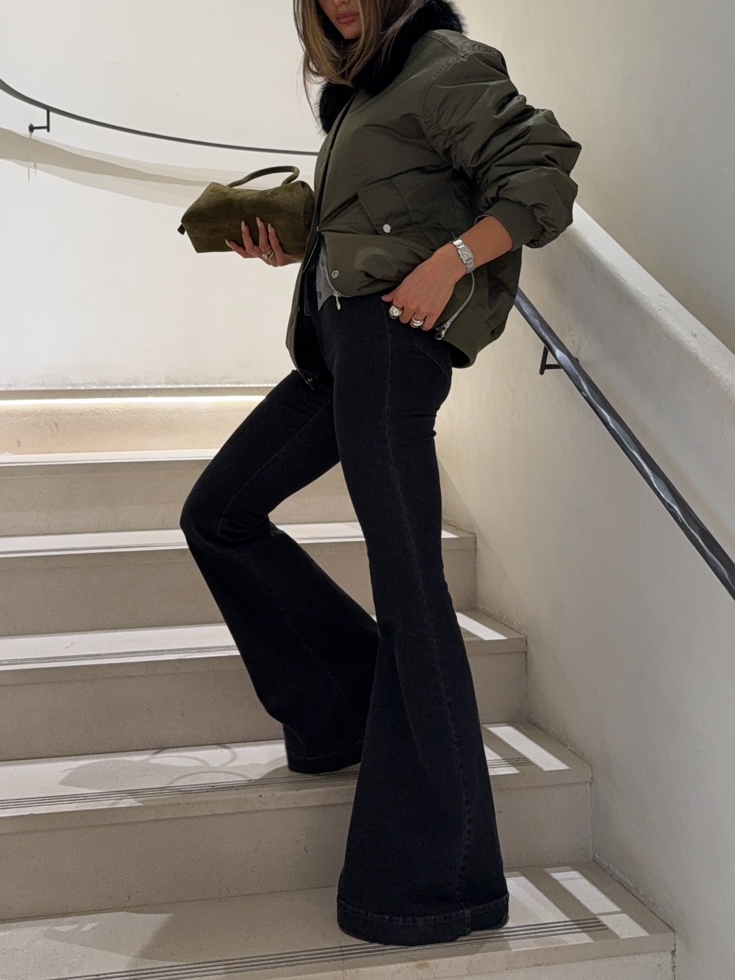 허리는 얇아보이고 다리는 길게✨
마네킹 비율을 완성해주는 부츠컷 팬츠🖤👖 이미지2