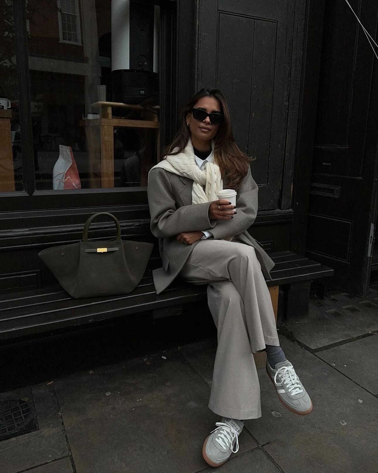 지금 딱 폴로 가디건 필요하죠🤍
어떤 룩에도 자연스럽게 녹아드는 클래식한 폴로 가디건🍂🤎
폴로 랄프 로렌 떠오르는 폴로 케이블 니트 코튼 크루넥 가디건은 클래식한 니트 짜임에 스몰 포니 로고가 더해진 깔끔하면서도 세련된 아이템이죠. 부드러운 울 블렌드 소재로 따뜻함은 기본, 적당한 두께감 덕분에 단독으로도, 이너로도 완벽하죠.
셔츠나 위에 레이어드하면 프레피룩을, 데님 팬츠와 매치하면 꾸안꾸 감성을 느낄 수 있죠. 숄로 연출하면 한층 더 모던한 분위기를 더해줍니다. 계절마다 다르게 연출할 수 있는 유연성 아이템으로 스타일 폭을 넓혀보세요. 이미지5