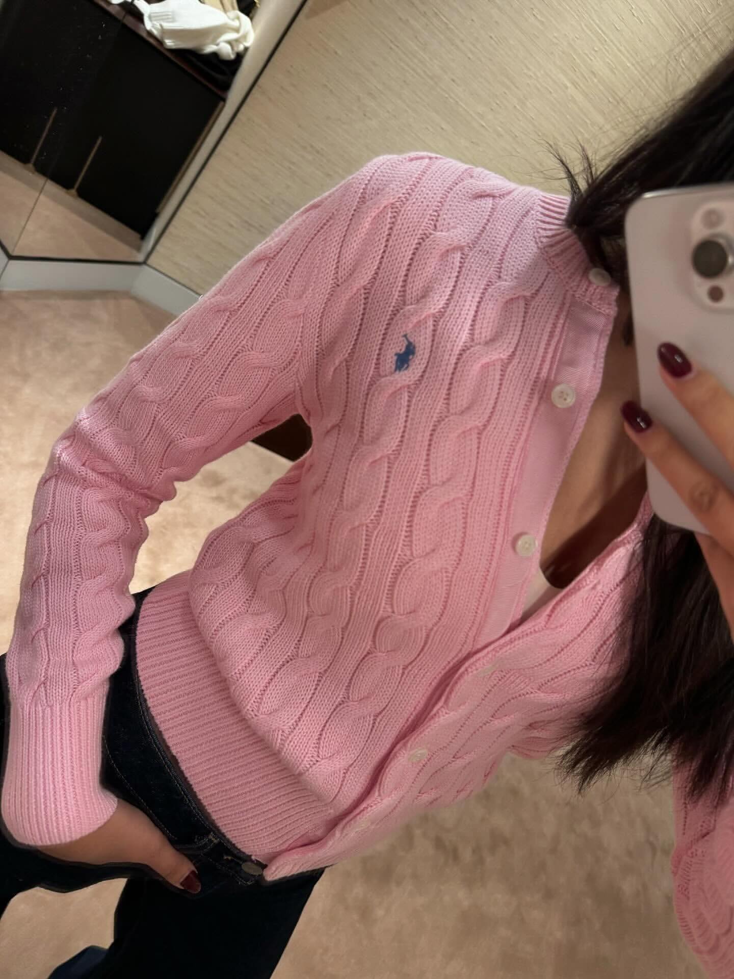 지금 딱 폴로 가디건 필요하죠🤍
어떤 룩에도 자연스럽게 녹아드는 클래식한 폴로 가디건🍂🤎
폴로 랄프 로렌 떠오르는 폴로 케이블 니트 코튼 크루넥 가디건은 클래식한 니트 짜임에 스몰 포니 로고가 더해진 깔끔하면서도 세련된 아이템이죠. 부드러운 울 블렌드 소재로 따뜻함은 기본, 적당한 두께감 덕분에 단독으로도, 이너로도 완벽하죠.
셔츠나 위에 레이어드하면 프레피룩을, 데님 팬츠와 매치하면 꾸안꾸 감성을 느낄 수 있죠. 숄로 연출하면 한층 더 모던한 분위기를 더해줍니다. 계절마다 다르게 연출할 수 있는 유연성 아이템으로 스타일 폭을 넓혀보세요. 이미지1