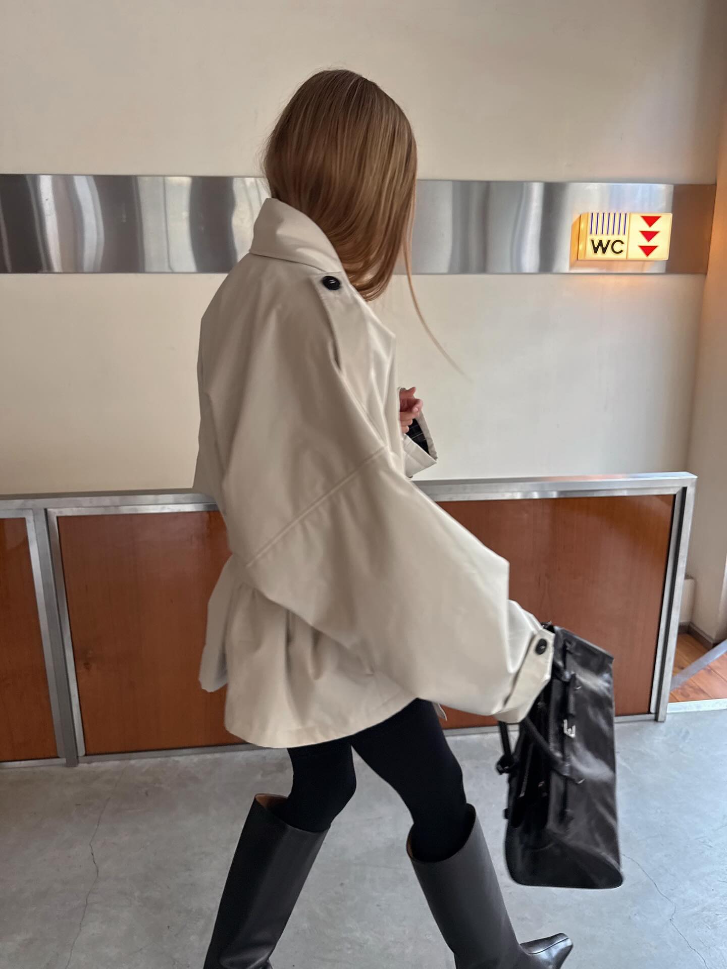 부츠에 스커트만 입지말고👀
러프한 와이드 팬츠부터 일자핏까지 부츠에 쓱 넣어봐🖤👢 이미지2