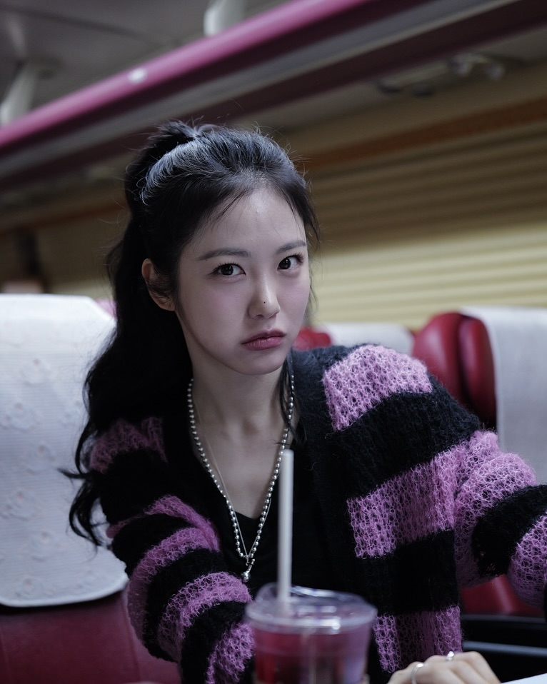 거울 앞 1분 투자로 여리미 폭발💖
소두 효과 확실한 포니테일로🫧💞분위기까지 예쁘게 만들어 보자 이미지3