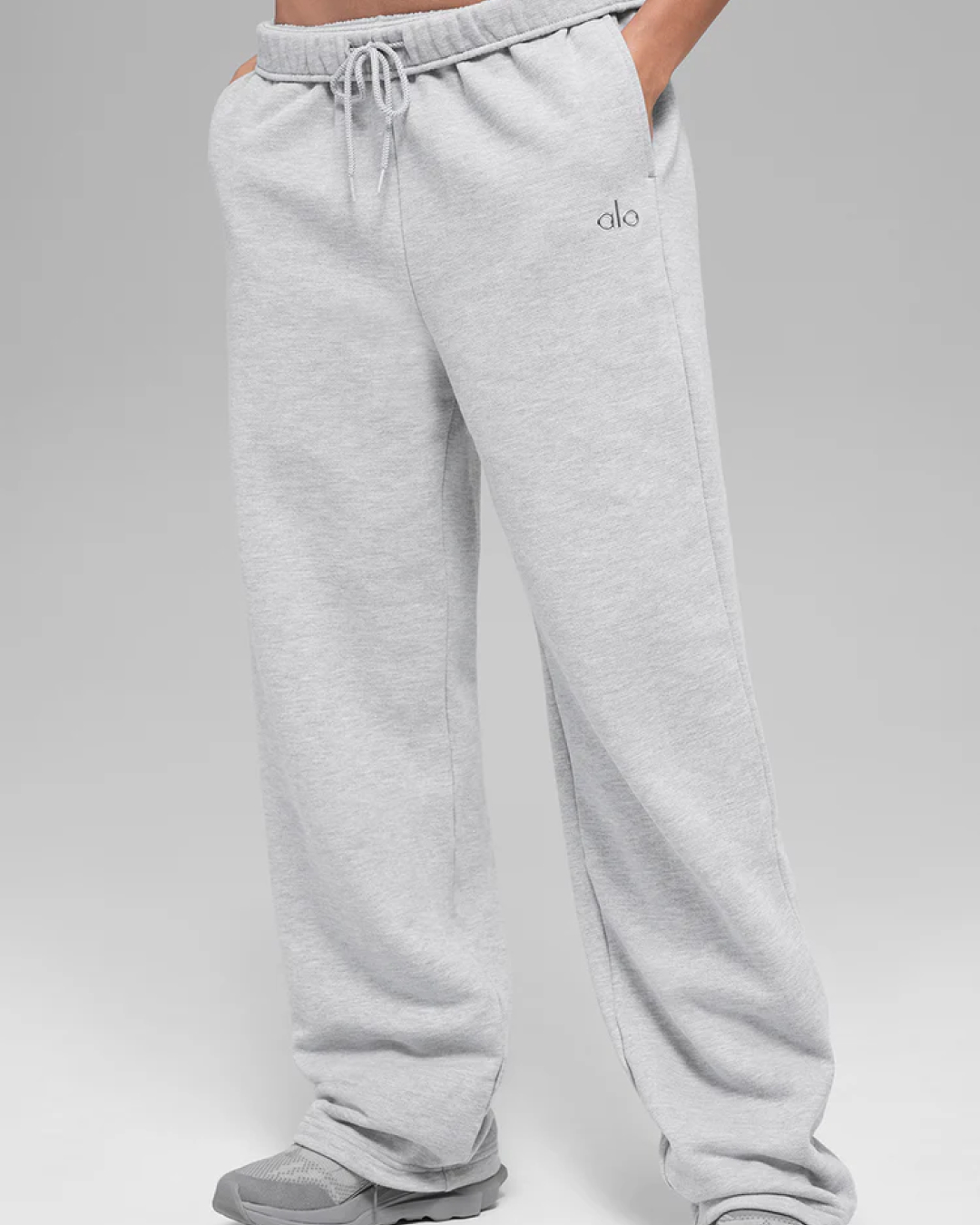 편하게 입어도 예쁜 이유?🖤
셋업으로 완성하는 간절기 데일리룩🤎🧸

지금 계절에 딱 어울리는 셋업, 지금 소개해드릴게요.

1. 알로 아콜레이드 크루넥 풀오버, 10만 원대
클래식한 뉴트럴 톤에 로고 포인트가 더해진 오버핏 스웨트셔츠입니다. 안감은 프렌치 테리 소재로, 같은 컬러의 스웨트팬츠와 브라운 보스턴백을 매치해 데일리룩을 연출했습니다.

2. 알로 아콜레이드 스트레이트 레그 스웻팬츠, 10만 원대
부드럽고 포근한 프렌치 테리 소재로 완성된 루즈핏 스웻팬츠입니다. 여유로운 실루엣과 깔끔한 디자인으로 편안하면서도 세련된 무드를 연출합니다.

3. 아다놀라 바시티 루즈핏 스웻셔츠, 10만 원대
플리스백 코튼 소재로 완성된 루즈핏 맨투맨입니다. 부드럽게 떨어지는 실루엣이 특징으로, 같은 컬러의 스웻팬츠와 셋업으로 매치해 미니멀한 데일리룩을 연출했습니다.

4. 아다놀라 바시티 루즈핏 스웻팬츠, 10만 원대
크림 컬러에 브라운 배색 라인이 더해진 루즈핏 트레이닝 팬츠입니다. 코튼 소재에 자수 로고로 디테일을 더했으며, 블랙 코트를 매치해 세련된 캐주얼 룩을 완성했습니다. 이미지4