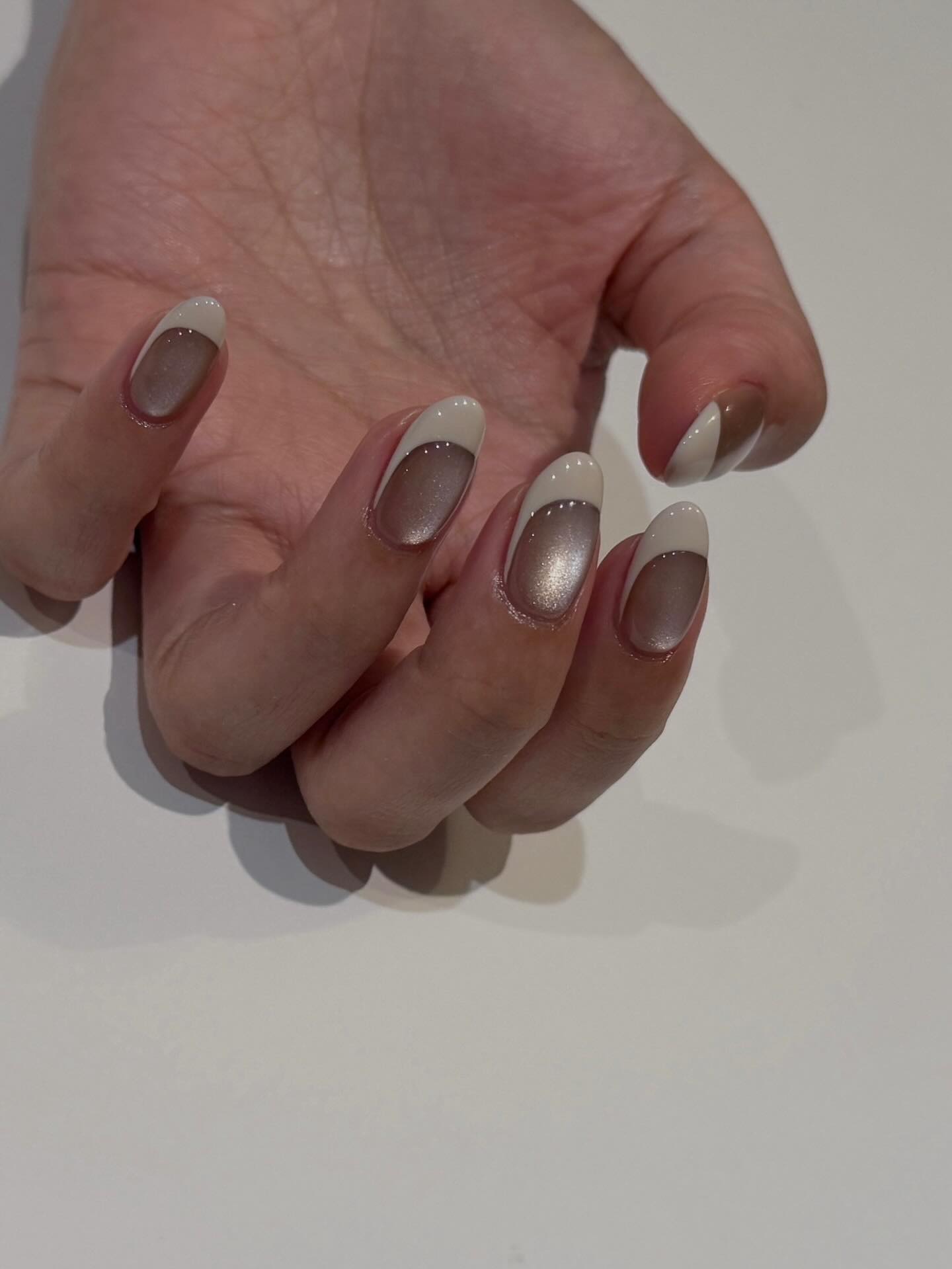 질리지 않는 미니멀한 프렌치 네일💅🏻
계절 타지 않는 클래식한 프렌치 네일로 기분 전환해 보자🤍✨ 이미지4