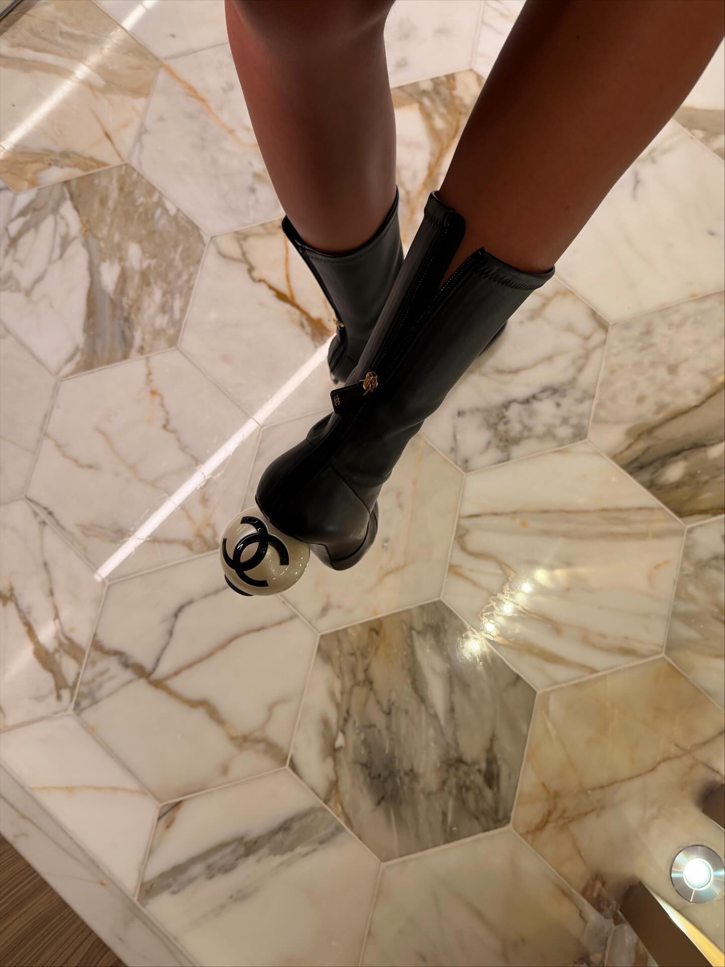 샤넬에서 진주가 빠질 수 없지🐚
점점 더 대담하고 세련된✨🖤샤넬의 진주 디테일이면 말 다 했지

샤넬의 상징적인 진주는 매 시즌 컬렉션에서 빠지지 않는데요. 매 시즌 더욱 다채롭고 대담한 아이템으로 재해석되면서 클래식한 진주 가방부터 부츠까지 샤넬 특유의 섬세함이 깃든 디테일로 여성스러움과 세련미가 돋보이죠.

포멀룩에는 우아한 포인트로, 캐주얼한 룩에는 감각적인 무드가 더해 어떤 스타일에도 자연스럽게 고급스러운 분위기를 만들어 주죠. 클래식한 진주로 완성하는 샤넬의 우아함을 일상 속에서도 즐겨보세요. 이미지1