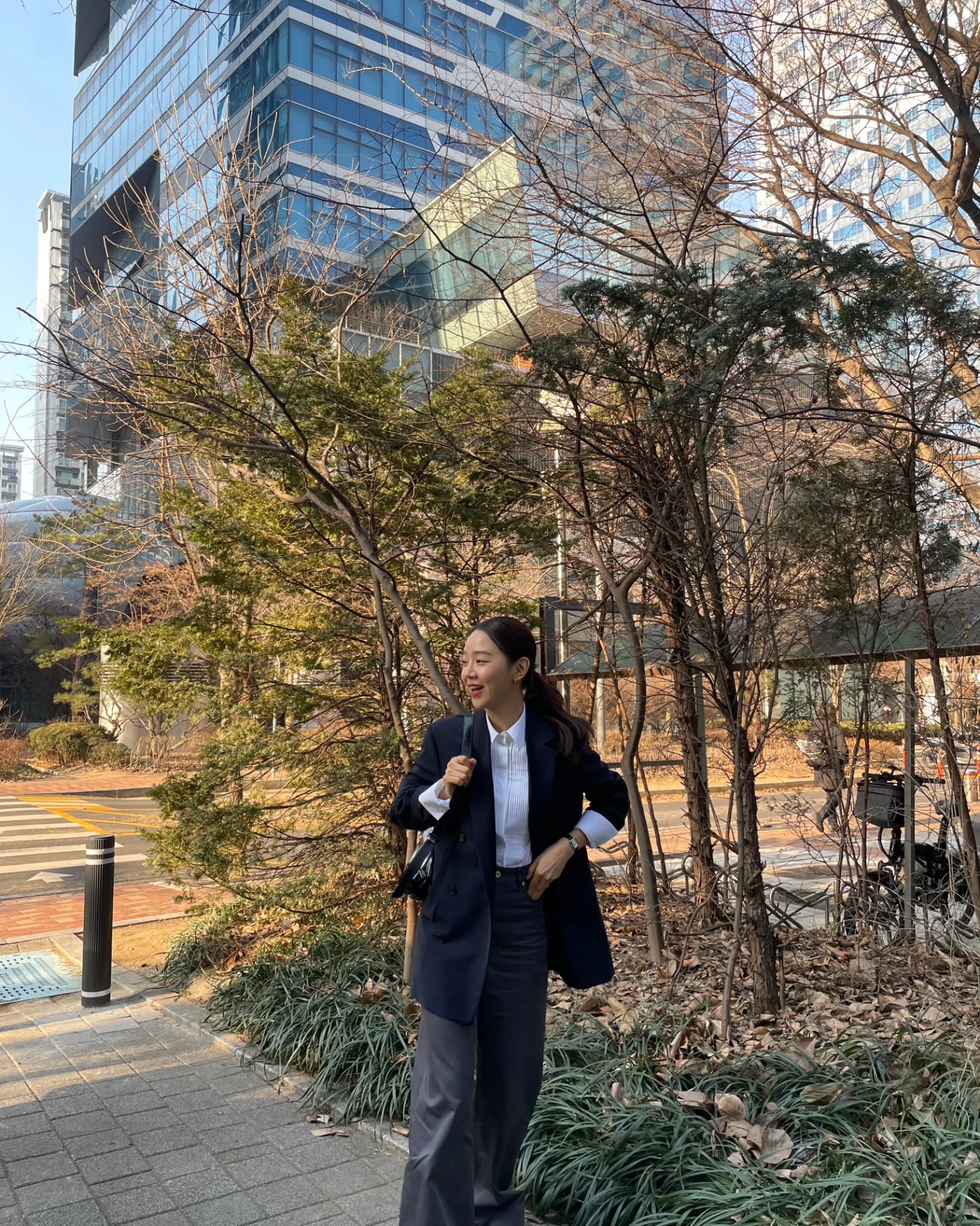 가을 출근룩 필승 조합?🔍
셔츠 위에 코트 하나, 단순하지만 센스 있는 클래식 출근룩💼🤎 이미지6