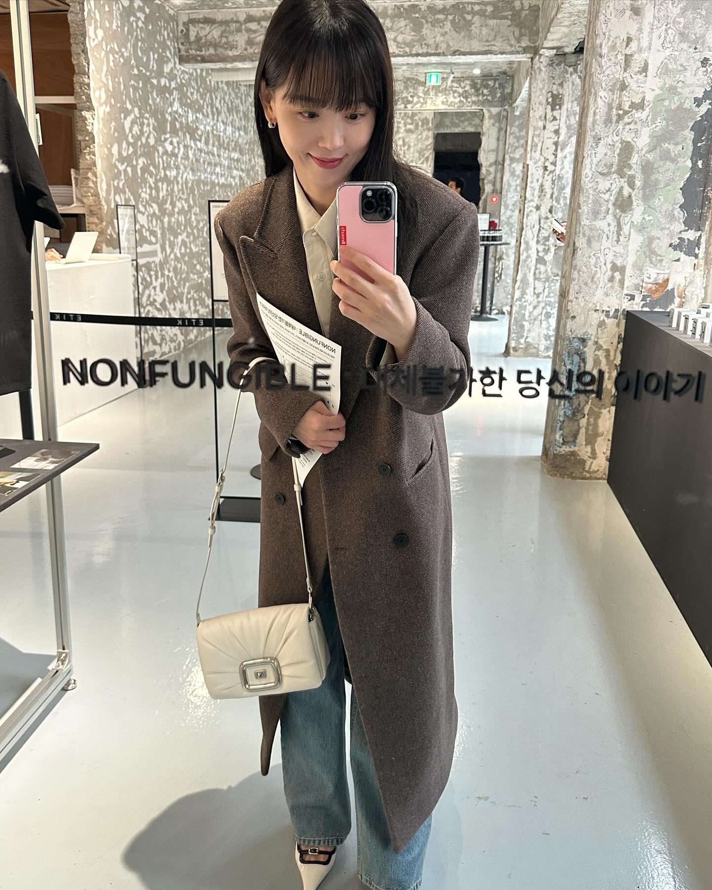 가을 출근룩 필승 조합?🔍
셔츠 위에 코트 하나, 단순하지만 센스 있는 클래식 출근룩💼🤎 이미지1