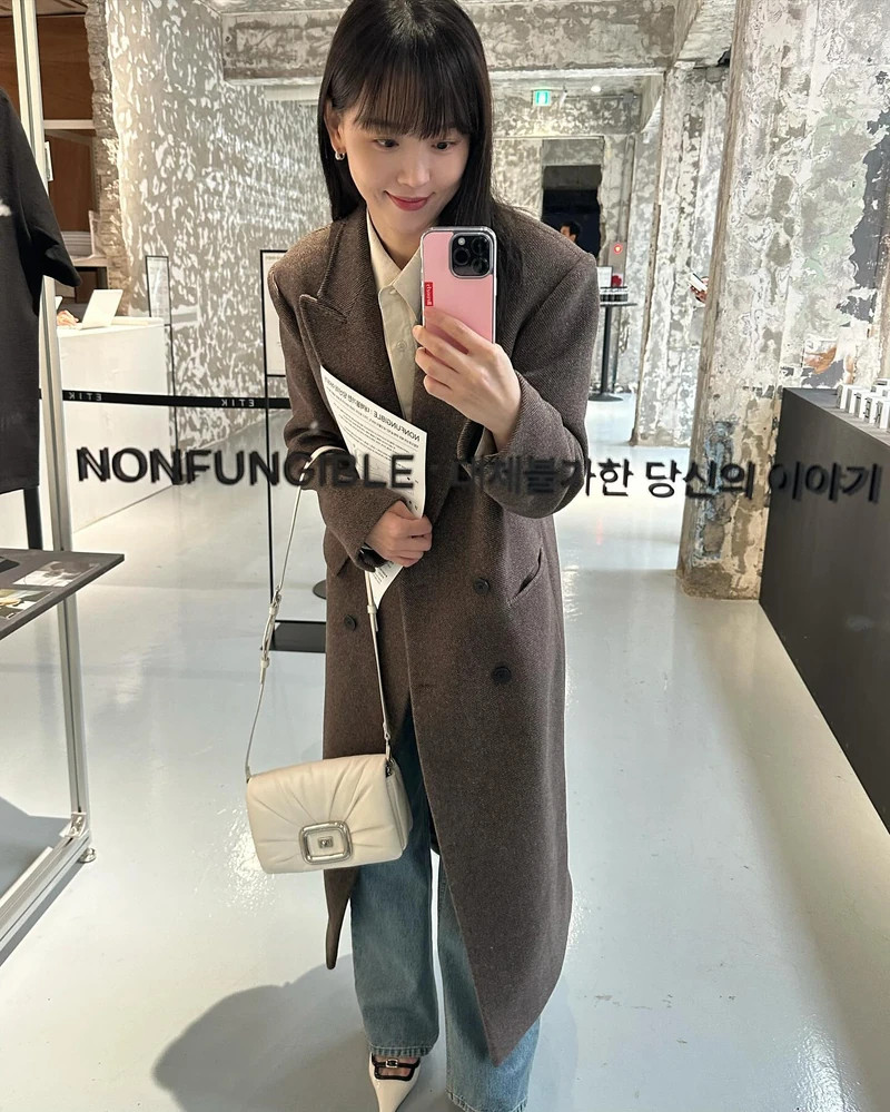 가을 출근룩 필승 조합?🔍
셔츠 위에 코트 하나, 단순하지만 센스 있는 클래식 출근룩💼🤎 이미지1