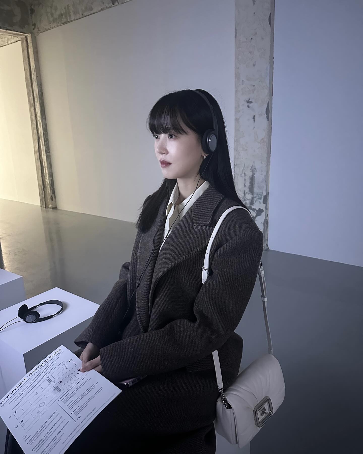 가을 출근룩 필승 조합?🔍
셔츠 위에 코트 하나, 단순하지만 센스 있는 클래식 출근룩💼🤎 이미지2