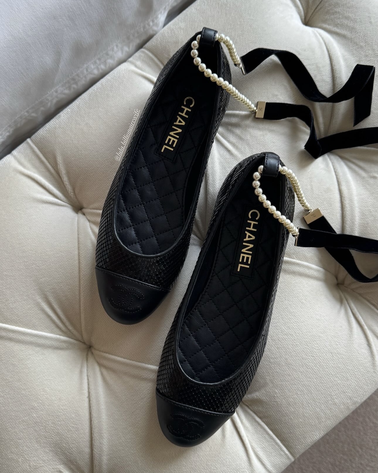 샤넬에서 진주가 빠질 수 없지🐚
점점 더 대담하고 세련된✨🖤샤넬의 진주 디테일이면 말 다 했지

샤넬의 상징적인 진주는 매 시즌 컬렉션에서 빠지지 않는데요. 매 시즌 더욱 다채롭고 대담한 아이템으로 재해석되면서 클래식한 진주 가방부터 부츠까지 샤넬 특유의 섬세함이 깃든 디테일로 여성스러움과 세련미가 돋보이죠.

포멀룩에는 우아한 포인트로, 캐주얼한 룩에는 감각적인 무드가 더해 어떤 스타일에도 자연스럽게 고급스러운 분위기를 만들어 주죠. 클래식한 진주로 완성하는 샤넬의 우아함을 일상 속에서도 즐겨보세요. 이미지8