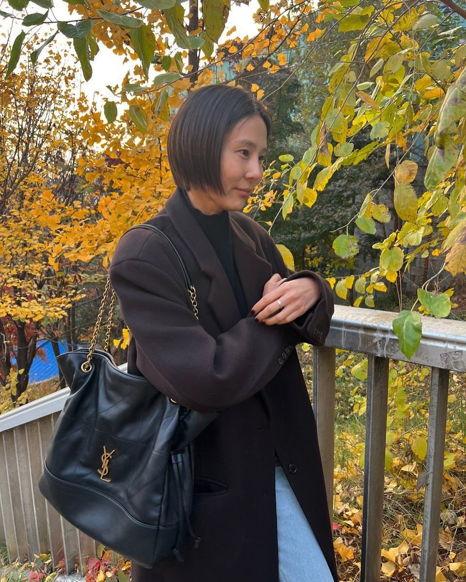 터틀넥에 자켓?실패할 리 없지🖤
출근룩부터 데일리룩까지 입기 좋은 겨울 근본 조합이야💡☑️ 이미지5