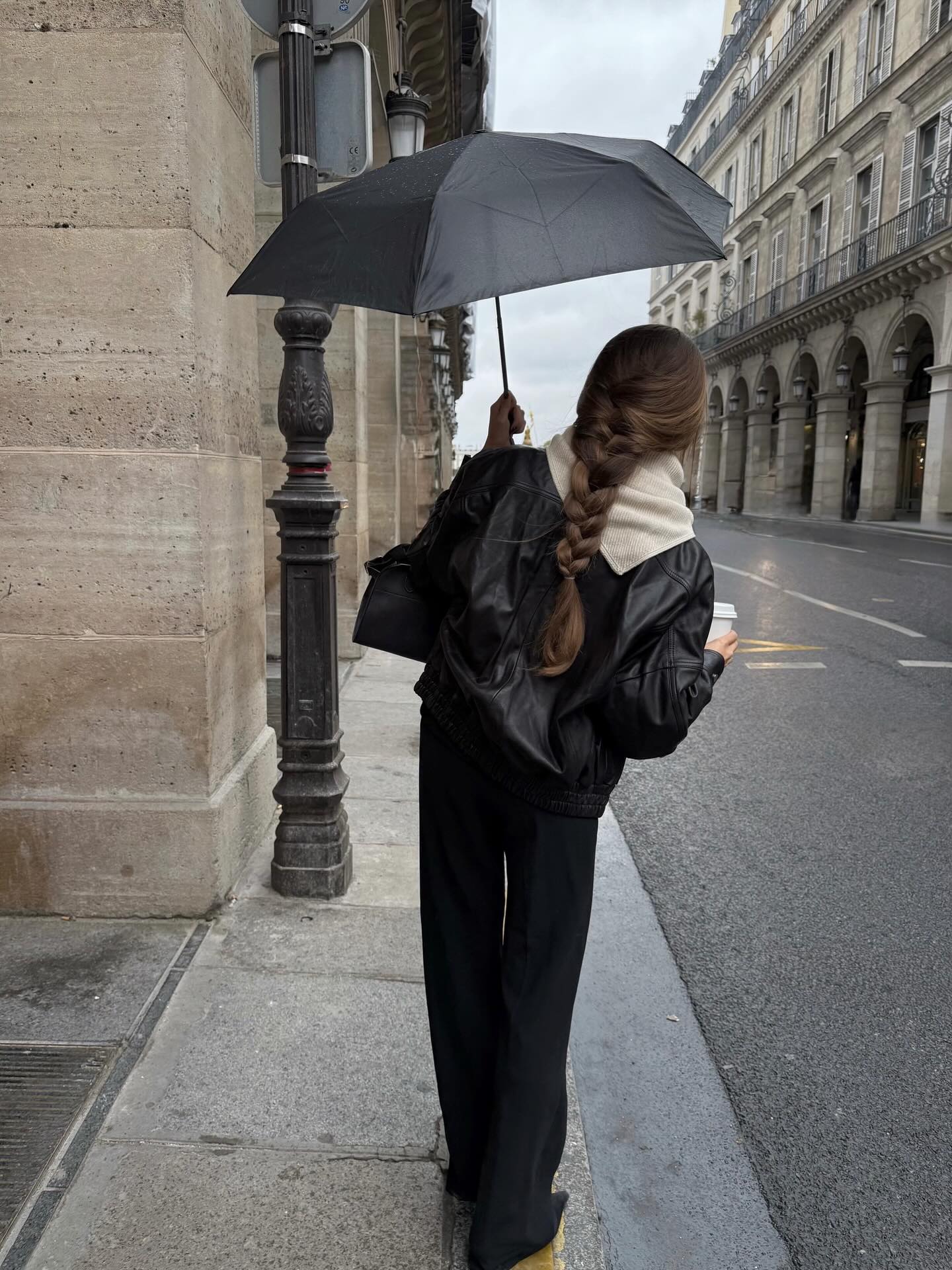 직장인들의 교복템🖤블랙 슬랙스
다른 무드로 즐기는 블랙 슬랙스 일주일 코디 아르켜 줄게💡🧚🏻 이미지6