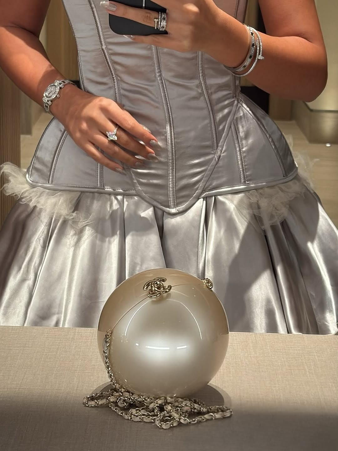 샤넬에서 진주가 빠질 수 없지🐚
점점 더 대담하고 세련된✨🖤샤넬의 진주 디테일이면 말 다 했지

샤넬의 상징적인 진주는 매 시즌 컬렉션에서 빠지지 않는데요. 매 시즌 더욱 다채롭고 대담한 아이템으로 재해석되면서 클래식한 진주 가방부터 부츠까지 샤넬 특유의 섬세함이 깃든 디테일로 여성스러움과 세련미가 돋보이죠.

포멀룩에는 우아한 포인트로, 캐주얼한 룩에는 감각적인 무드가 더해 어떤 스타일에도 자연스럽게 고급스러운 분위기를 만들어 주죠. 클래식한 진주로 완성하는 샤넬의 우아함을 일상 속에서도 즐겨보세요. 이미지4