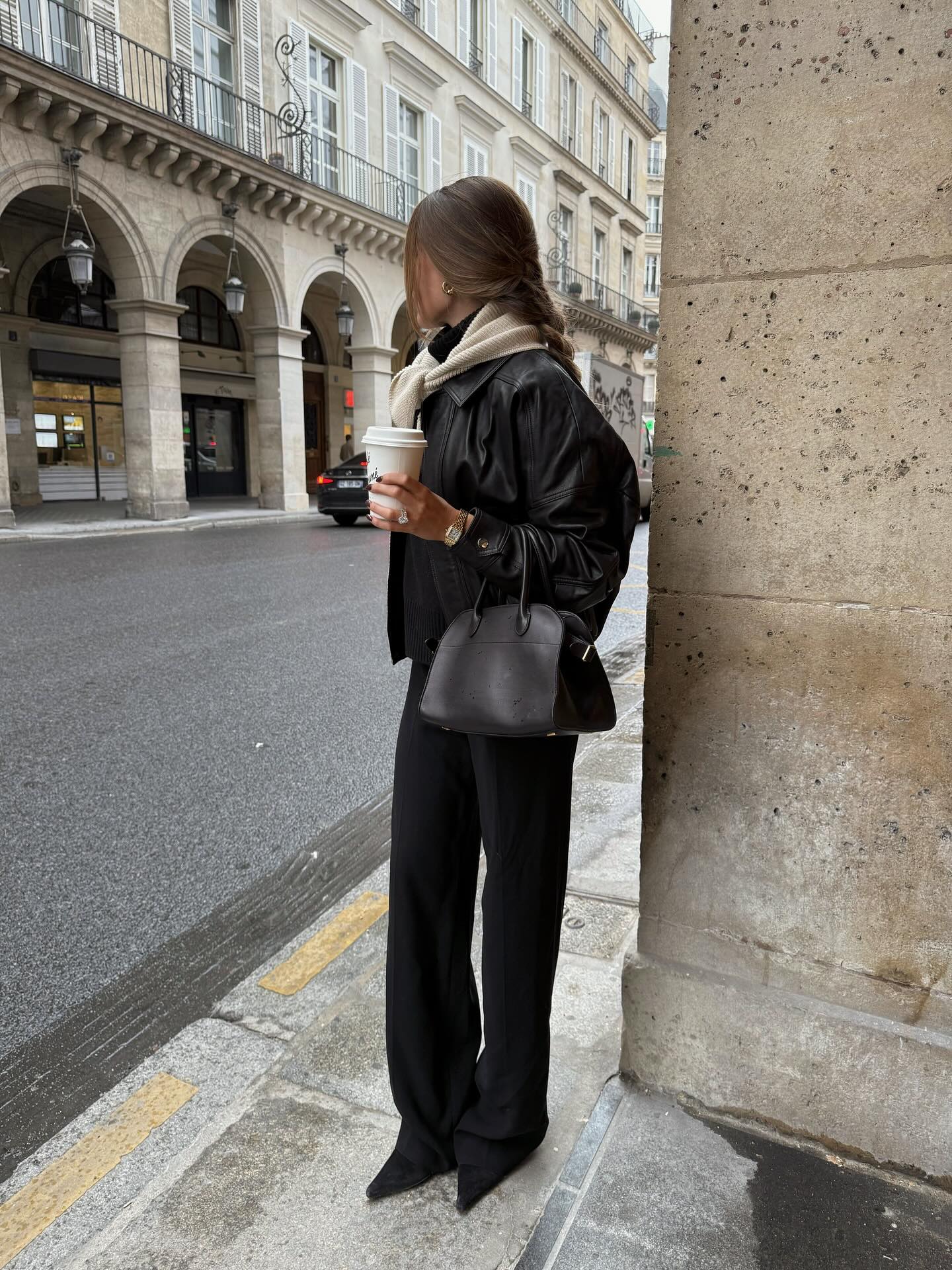 직장인들의 교복템🖤블랙 슬랙스
다른 무드로 즐기는 블랙 슬랙스 일주일 코디 아르켜 줄게💡🧚🏻 이미지7