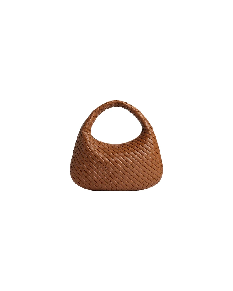 실패 없는 첫 보테가베네타는?👀
믿고 보는 보테가 인트레치아 백👜✨하나쯤 소장하자
보테가 베네타의 시그니처 가방 2가지를 소개합니다.
1. 스몰 베네타, 600만 원대
김나영이 착용한 반달형의 부드러운 호보 실루엣 가방은 겉면은 패디드 가죽, 안감은 스웨이드 소재로 브랜드 시그니처인 인트레치아토 위빙 디테일이 돋보이죠. 김나영은 코트와 스웨이드 스커트를 매치해 클래식한 가을룩을 완성했습니다.
2. 라지홉, 800만 원대
차정원이 든 가방은 클래식한 호보형태지만 한층 볼륨감 있는 실루엣으로 송아지 가죽에 인트레치아토 위빙 디테일로 고급스러움을 더했죠. 차정원은 숏코트와 로퍼를 매치해 세련되고 모던한 분위기를 연출했습니다. 이미지4