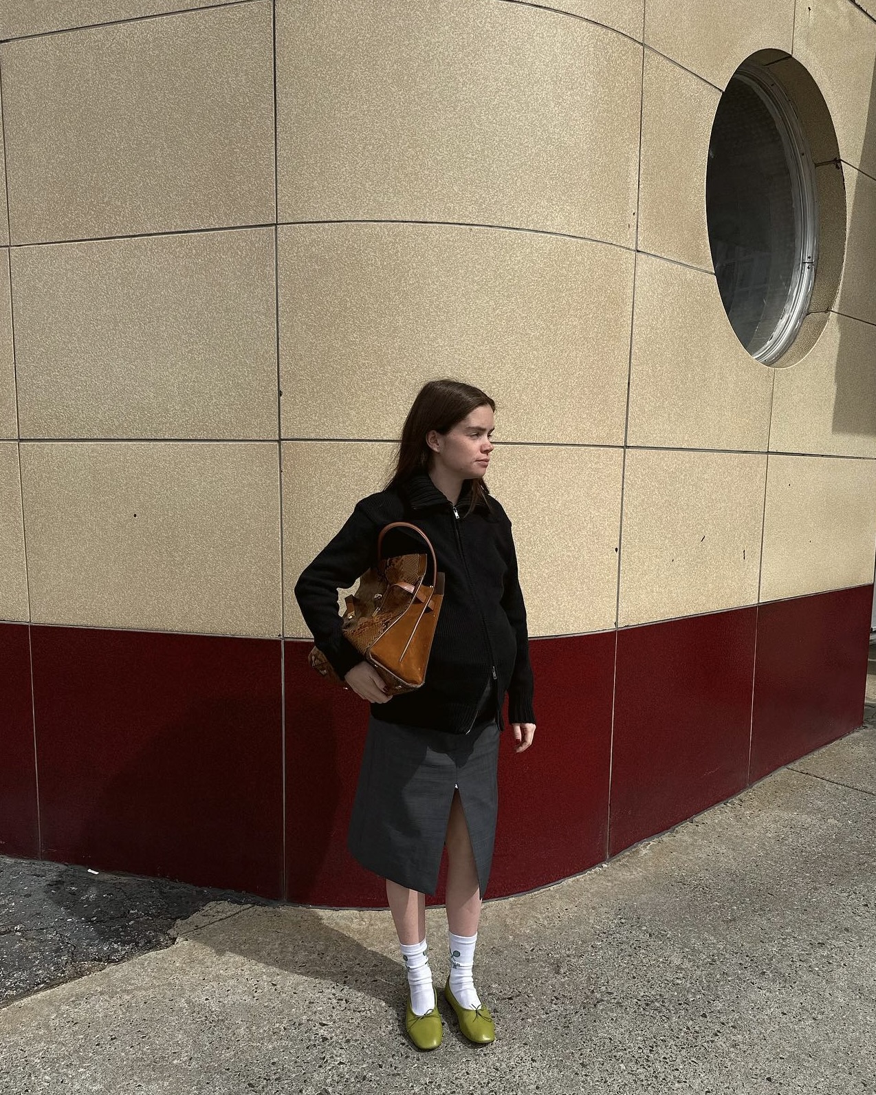 추워도 미디스커트는 포기 못 해✨
부츠부터 플랫슈즈까지, 모두 찰떡인 미디스커트 입어보자🙆🏻‍♀️🤎 이미지7