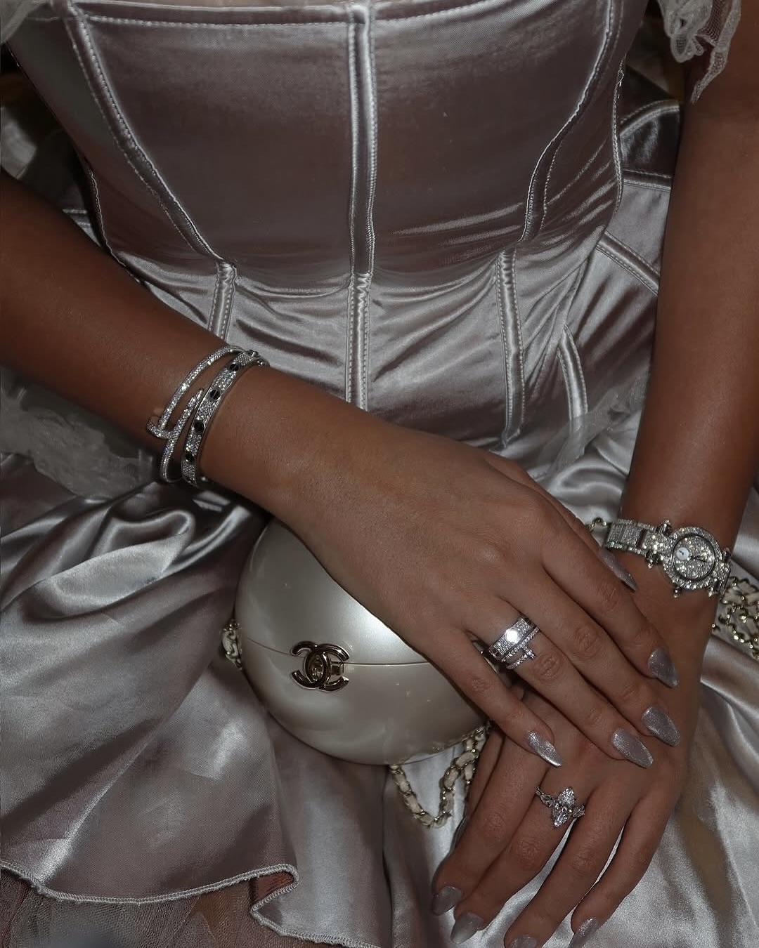 샤넬에서 진주가 빠질 수 없지🐚
점점 더 대담하고 세련된✨🖤샤넬의 진주 디테일이면 말 다 했지

샤넬의 상징적인 진주는 매 시즌 컬렉션에서 빠지지 않는데요. 매 시즌 더욱 다채롭고 대담한 아이템으로 재해석되면서 클래식한 진주 가방부터 부츠까지 샤넬 특유의 섬세함이 깃든 디테일로 여성스러움과 세련미가 돋보이죠.

포멀룩에는 우아한 포인트로, 캐주얼한 룩에는 감각적인 무드가 더해 어떤 스타일에도 자연스럽게 고급스러운 분위기를 만들어 주죠. 클래식한 진주로 완성하는 샤넬의 우아함을 일상 속에서도 즐겨보세요. 이미지5