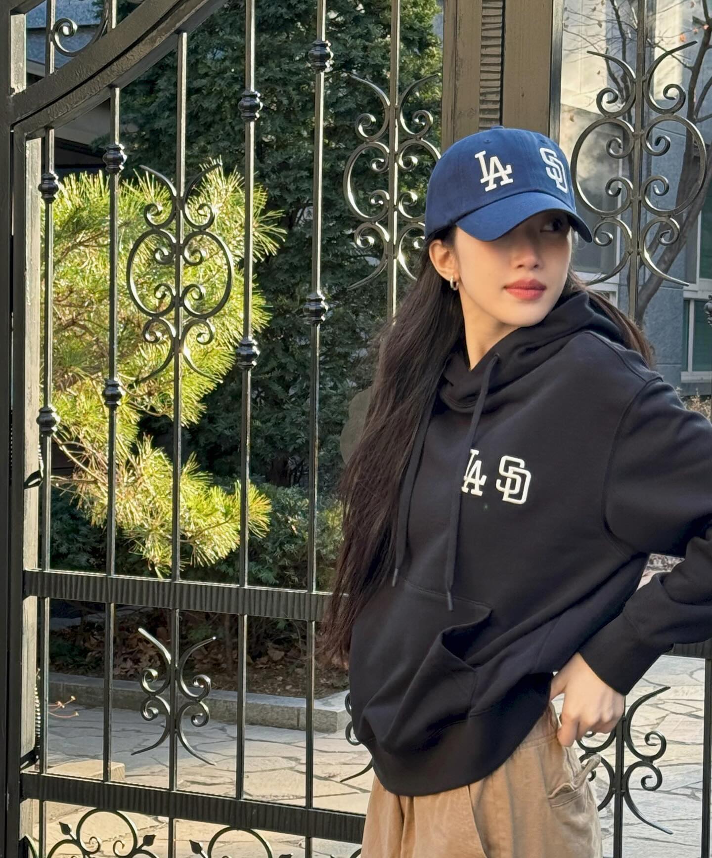 꾸안꾸는 볼캡에서 시작🧢 주말 필수템, 볼캡으로 센스 충전하고 얼굴 라인도 살리자🎶👀 이미지