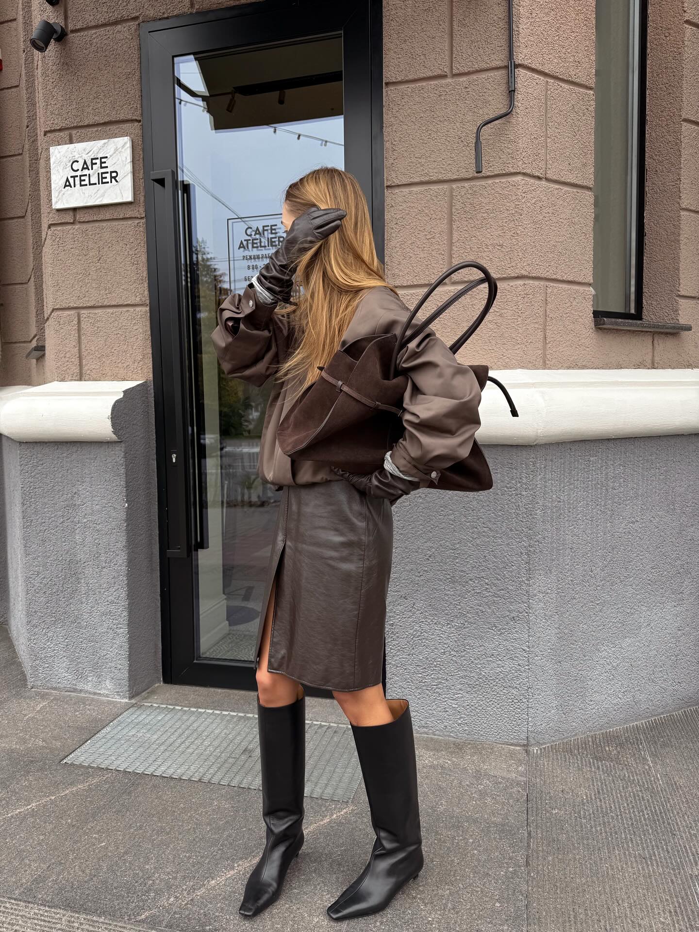 추워도 미디스커트는 포기 못 해✨
부츠부터 플랫슈즈까지, 모두 찰떡인 미디스커트 입어보자🙆🏻‍♀️🤎 이미지6