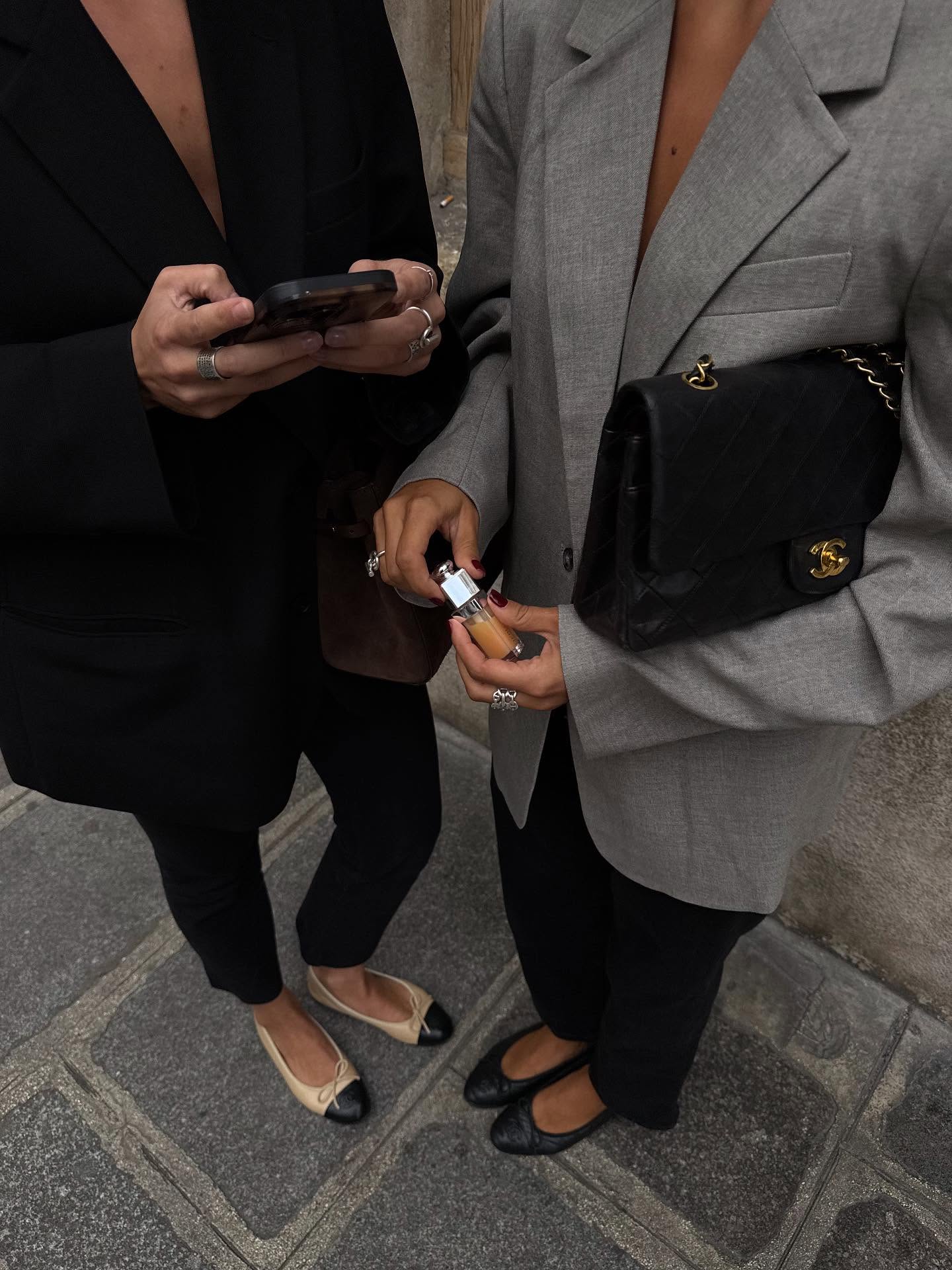 직장인들의 교복템🖤블랙 슬랙스
다른 무드로 즐기는 블랙 슬랙스 일주일 코디 아르켜 줄게💡🧚🏻 이미지1