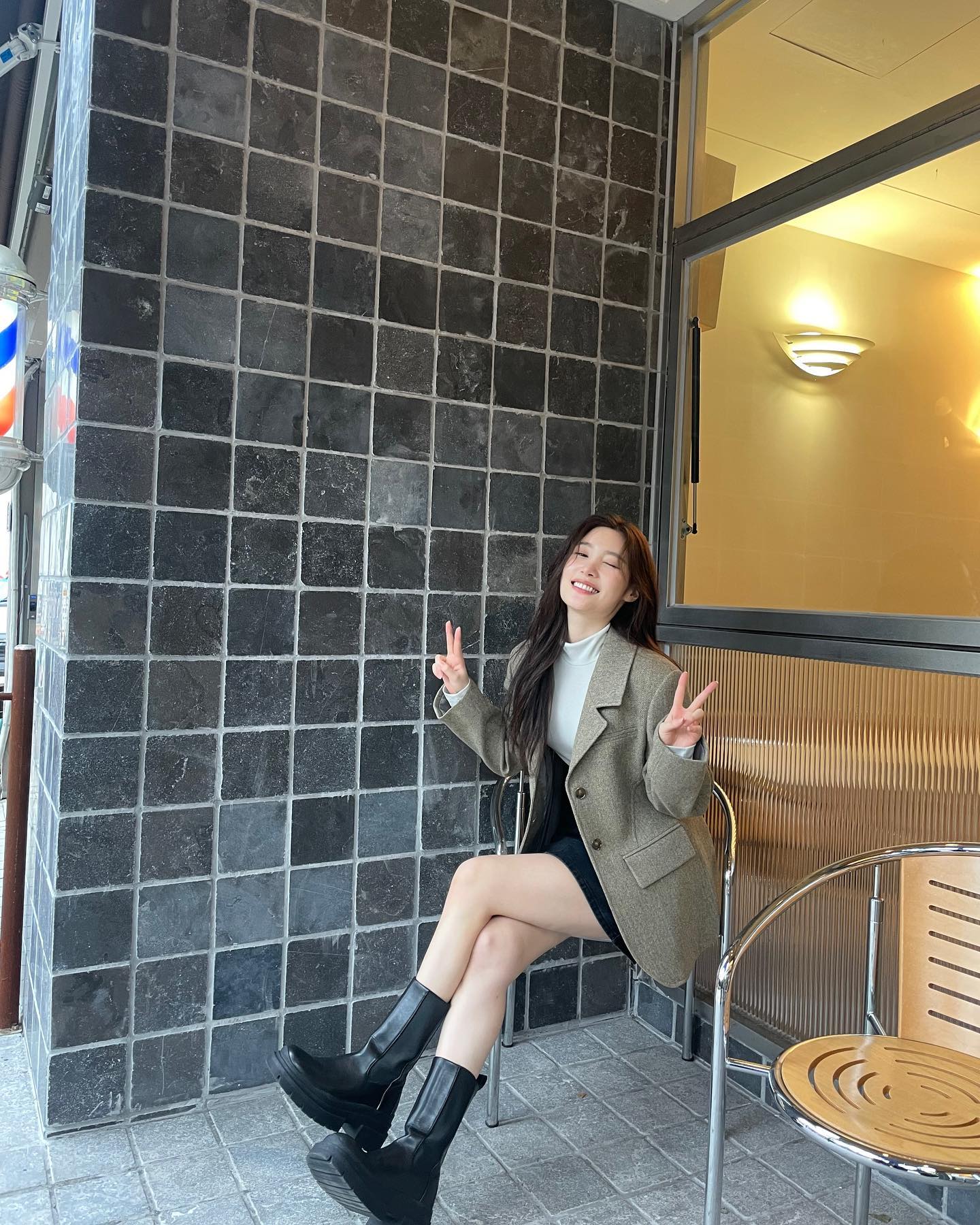 터틀넥에 자켓?실패할 리 없지🖤
출근룩부터 데일리룩까지 입기 좋은 겨울 근본 조합이야💡☑️ 이미지6