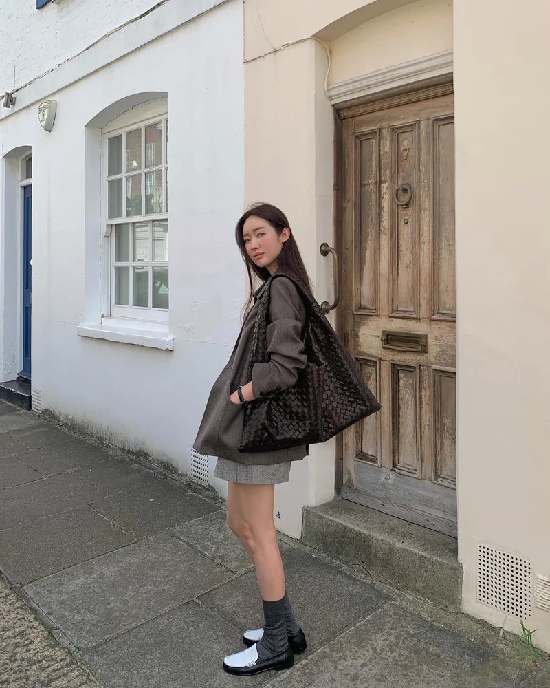 실패 없는 첫 보테가베네타는?👀
믿고 보는 보테가 인트레치아 백👜✨하나쯤 소장하자
보테가 베네타의 시그니처 가방 2가지를 소개합니다.
1. 스몰 베네타, 600만 원대
김나영이 착용한 반달형의 부드러운 호보 실루엣 가방은 겉면은 패디드 가죽, 안감은 스웨이드 소재로 브랜드 시그니처인 인트레치아토 위빙 디테일이 돋보이죠. 김나영은 코트와 스웨이드 스커트를 매치해 클래식한 가을룩을 완성했습니다.
2. 라지홉, 800만 원대
차정원이 든 가방은 클래식한 호보형태지만 한층 볼륨감 있는 실루엣으로 송아지 가죽에 인트레치아토 위빙 디테일로 고급스러움을 더했죠. 차정원은 숏코트와 로퍼를 매치해 세련되고 모던한 분위기를 연출했습니다. 이미지5