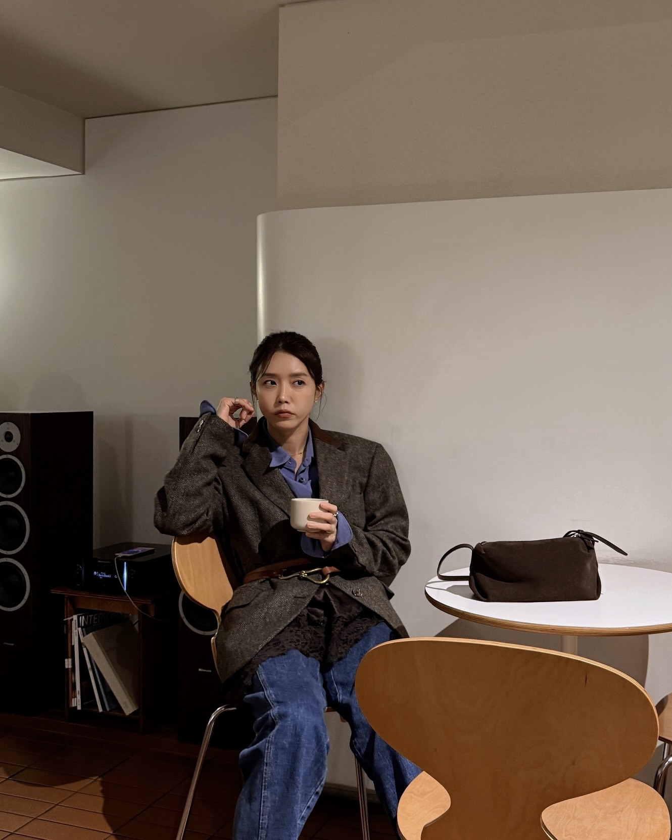 가을 출근룩 필승 조합?🔍
셔츠 위에 코트 하나, 단순하지만 센스 있는 클래식 출근룩💼🤎 이미지5