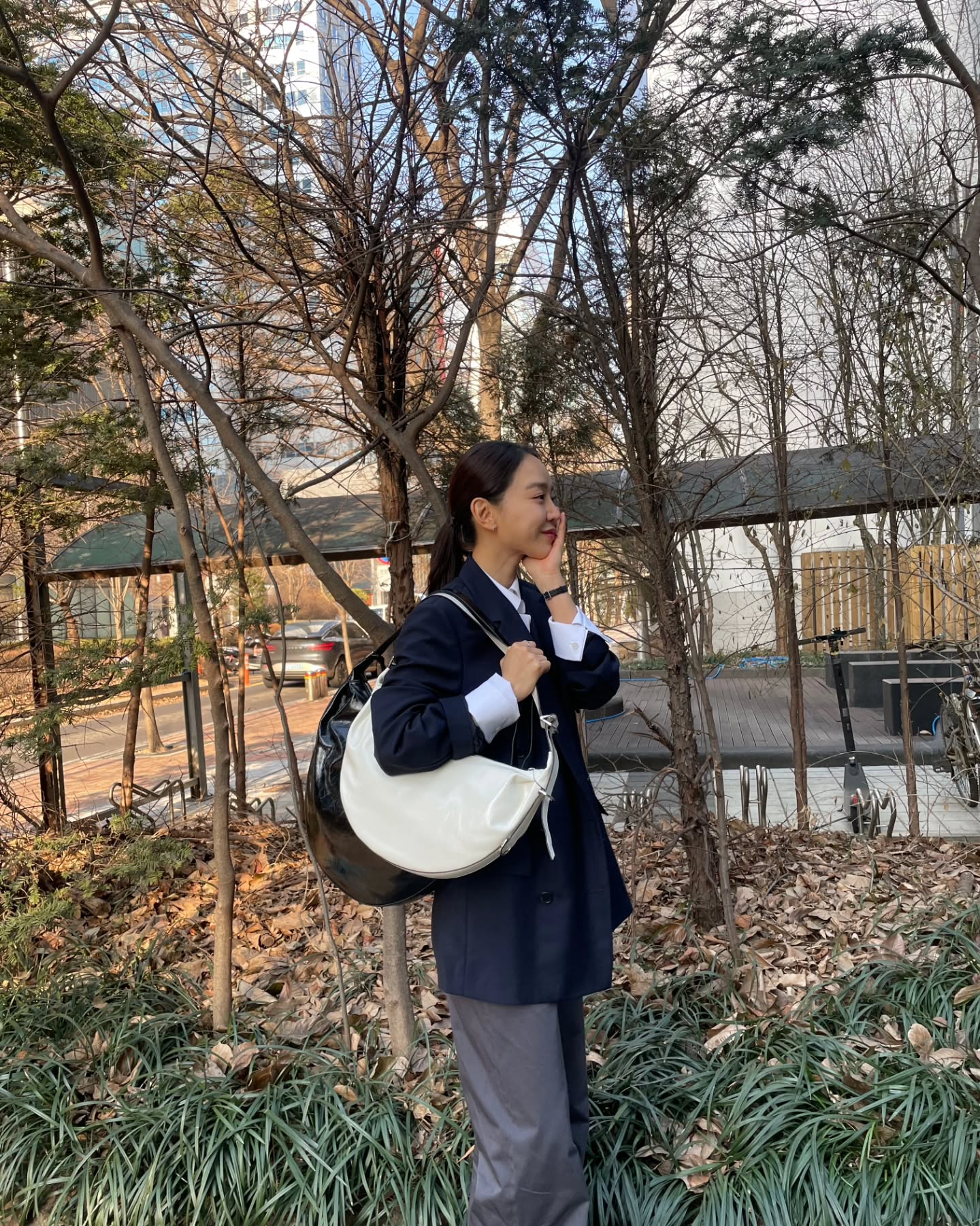 가을 출근룩 필승 조합?🔍
셔츠 위에 코트 하나, 단순하지만 센스 있는 클래식 출근룩💼🤎 이미지7