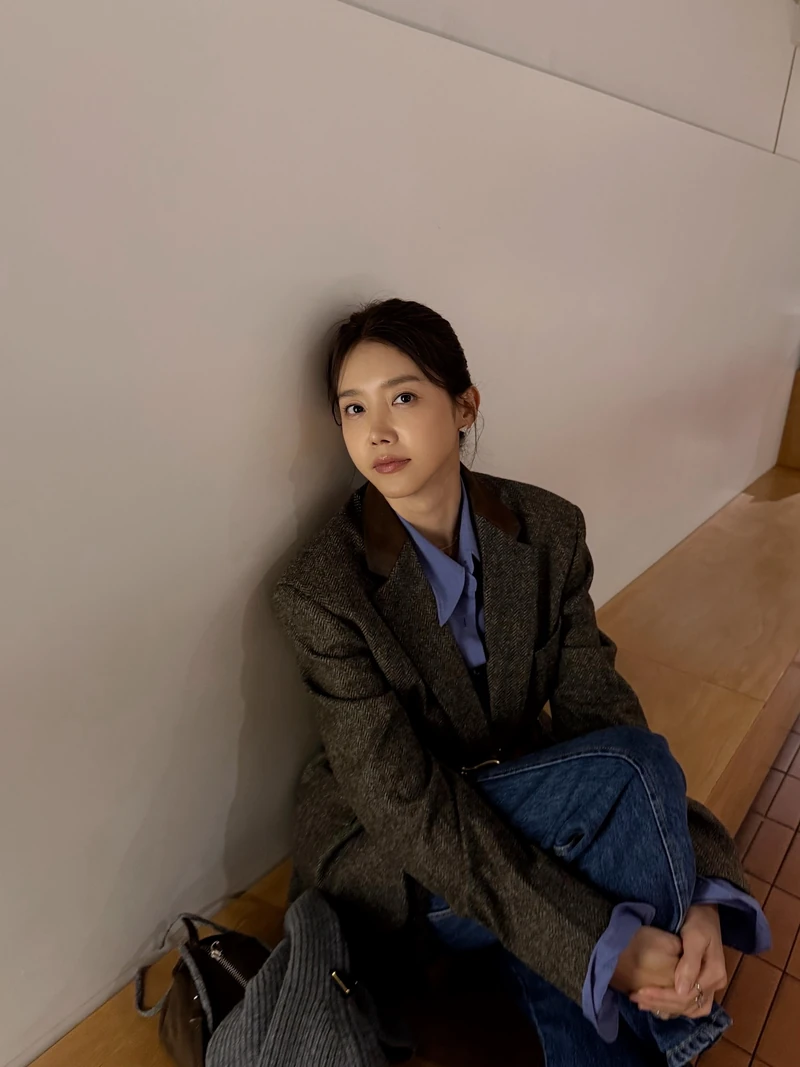 가을 출근룩 필승 조합?🔍
셔츠 위에 코트 하나, 단순하지만 센스 있는 클래식 출근룩💼🤎 이미지4