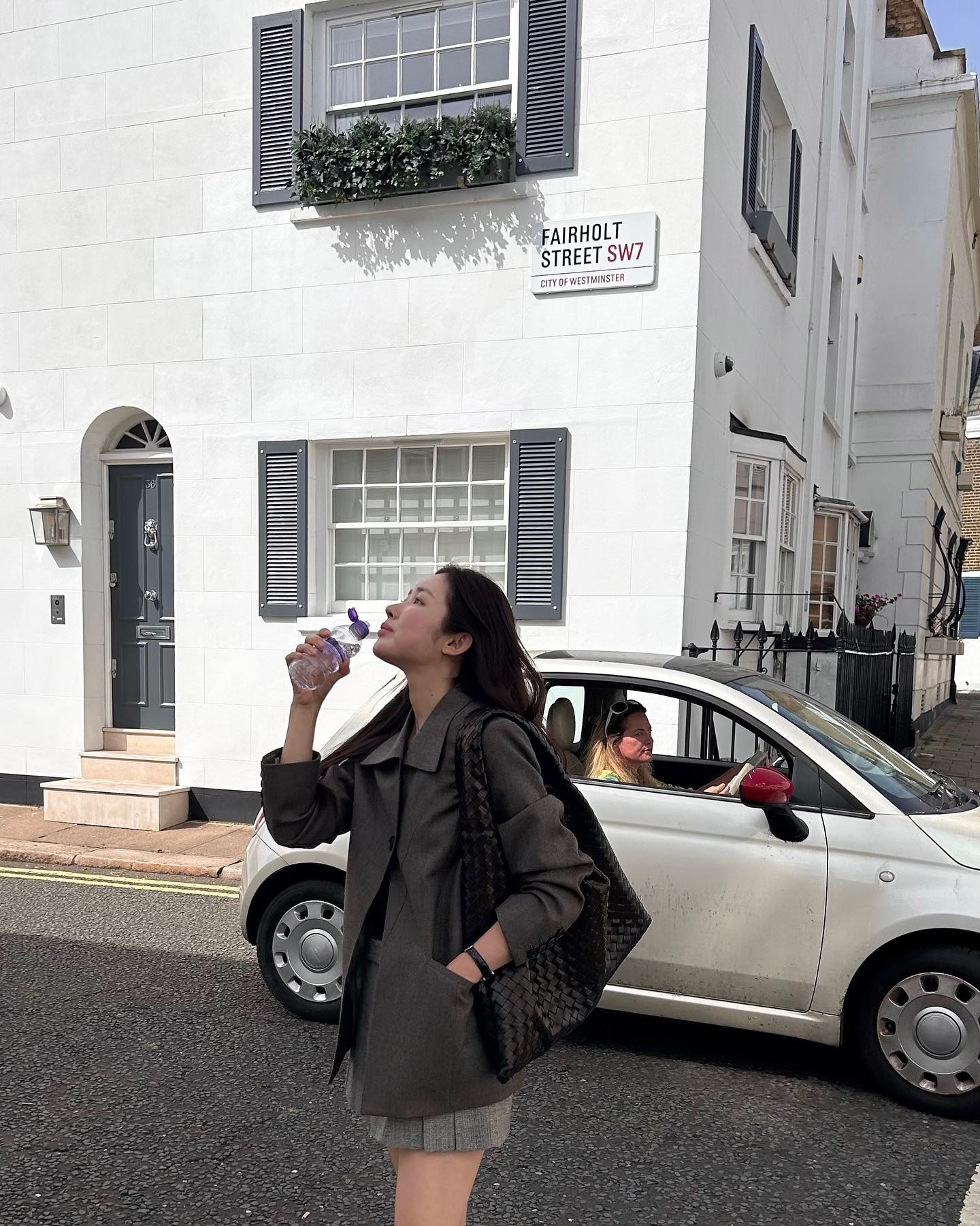 실패 없는 첫 보테가베네타는?👀
믿고 보는 보테가 인트레치아 백👜✨하나쯤 소장하자

보테가 베네타의 시그니처 가방 2가지를 소개합니다.

1. 스몰 베네타, 600만 원대
김나영이 착용한 반달형의 부드러운 호보 실루엣 가방은 겉면은 패디드 가죽, 안감은 스웨이드 소재로 브랜드 시그니처인 인트레치아토 위빙 디테일이 돋보이죠. 김나영은 코트와 스웨이드 스커트를 매치해 클래식한 가을룩을 완성했습니다.

2. 라지홉, 800만 원대
차정원이 든 가방은 클래식한 호보형태지만 한층 볼륨감 있는 실루엣으로 송아지 가죽에 인트레치아토 위빙 디테일로 고급스러움을 더했죠. 차정원은 숏코트와 로퍼를 매치해 세련되고 모던한 분위기를 연출했습니다. 이미지6