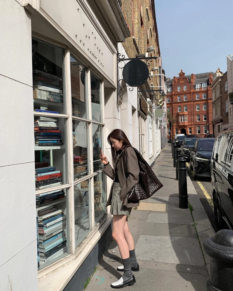실패 없는 첫 보테가베네타는?👀
믿고 보는 보테가 인트레치아 백👜✨하나쯤 소장하자
보테가 베네타의 시그니처 가방 2가지를 소개합니다.
1. 스몰 베네타, 600만 원대
김나영이 착용한 반달형의 부드러운 호보 실루엣 가방은 겉면은 패디드 가죽, 안감은 스웨이드 소재로 브랜드 시그니처인 인트레치아토 위빙 디테일이 돋보이죠. 김나영은 코트와 스웨이드 스커트를 매치해 클래식한 가을룩을 완성했습니다.
2. 라지홉, 800만 원대
차정원이 든 가방은 클래식한 호보형태지만 한층 볼륨감 있는 실루엣으로 송아지 가죽에 인트레치아토 위빙 디테일로 고급스러움을 더했죠. 차정원은 숏코트와 로퍼를 매치해 세련되고 모던한 분위기를 연출했습니다. 이미지7