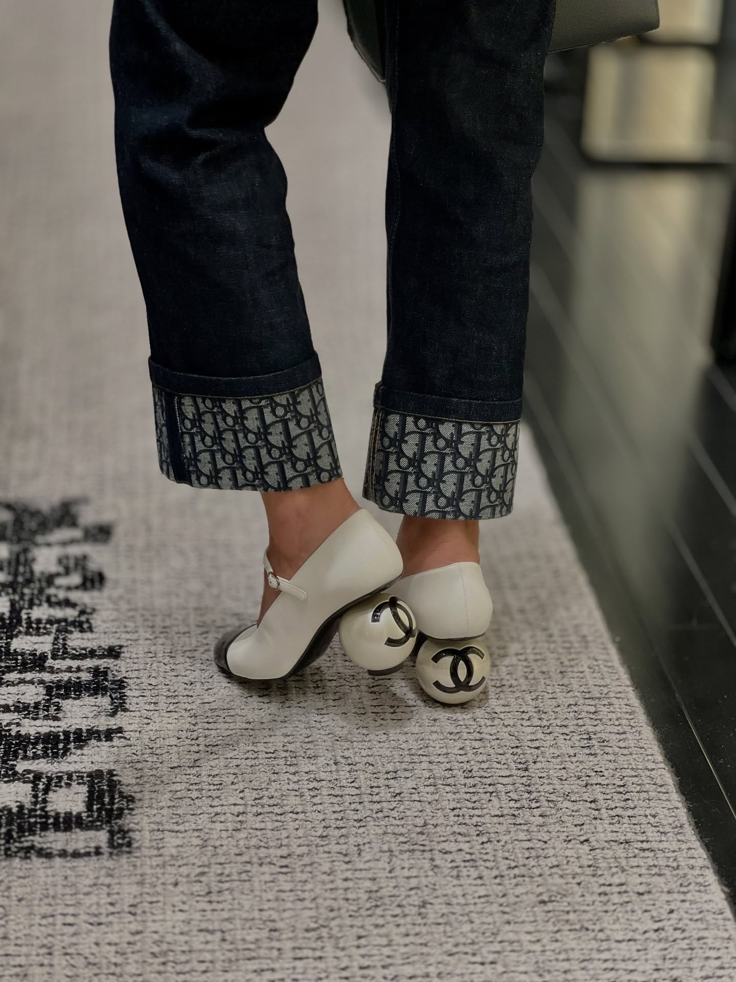 샤넬에서 진주가 빠질 수 없지🐚
점점 더 대담하고 세련된✨🖤샤넬의 진주 디테일이면 말 다 했지

샤넬의 상징적인 진주는 매 시즌 컬렉션에서 빠지지 않는데요. 매 시즌 더욱 다채롭고 대담한 아이템으로 재해석되면서 클래식한 진주 가방부터 부츠까지 샤넬 특유의 섬세함이 깃든 디테일로 여성스러움과 세련미가 돋보이죠.

포멀룩에는 우아한 포인트로, 캐주얼한 룩에는 감각적인 무드가 더해 어떤 스타일에도 자연스럽게 고급스러운 분위기를 만들어 주죠. 클래식한 진주로 완성하는 샤넬의 우아함을 일상 속에서도 즐겨보세요. 이미지6