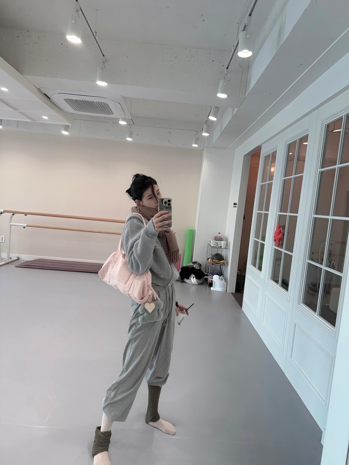 수지 웅니의 발레템? 레페토야💌
러블리한 포인트로 오늘 발레룩도 특별하게💫💕공쥬 아니야?
수지의 레페토 발레 아이템 3가지를 모았습니다.
1. 롱 슬리브드 랩 오버, 11만 원대
면과 아크릴 혼합 소재에 소매에 R 자카드 로고 디테일이 더해진 롱 슬리브는 라지 스트랩을 리본처럼 묶거나 옆으로 감아 다양하게 연출할 수 있죠. 톤온톤 느낌의 랩스커트와 스크런치에 매치해 러블리한 발레 코어 룩을 완성했습니다.
2. 쇼트 시폰 스커트, 10만 원대
앞면에는 레페토 로고 디테일이 더해진 시폰 스커트는 반투명 시폰 소재로 다리 움직임을 살짝 비추며, 레오타드 위에 랩 형식이나 매듭지어 연출할 수 있죠. 베이지 컬러의 레오타드에 매치해 소녀스러운 느낌의 레이어드 포인트를 살렸습니다.
3. 미디움 글라이드, 10만 원대
수지가 든 댄스 백은 면 소재로 옆면의 매듭형 디테일이 특징이며, 라운드 실루엣에 실용적인 더플백 형태이죠. 후드집업과 조거 팬츠에 매치해 꾸안꾸 무드의 포인트 아이템으로 활용했습니다. 이미지6