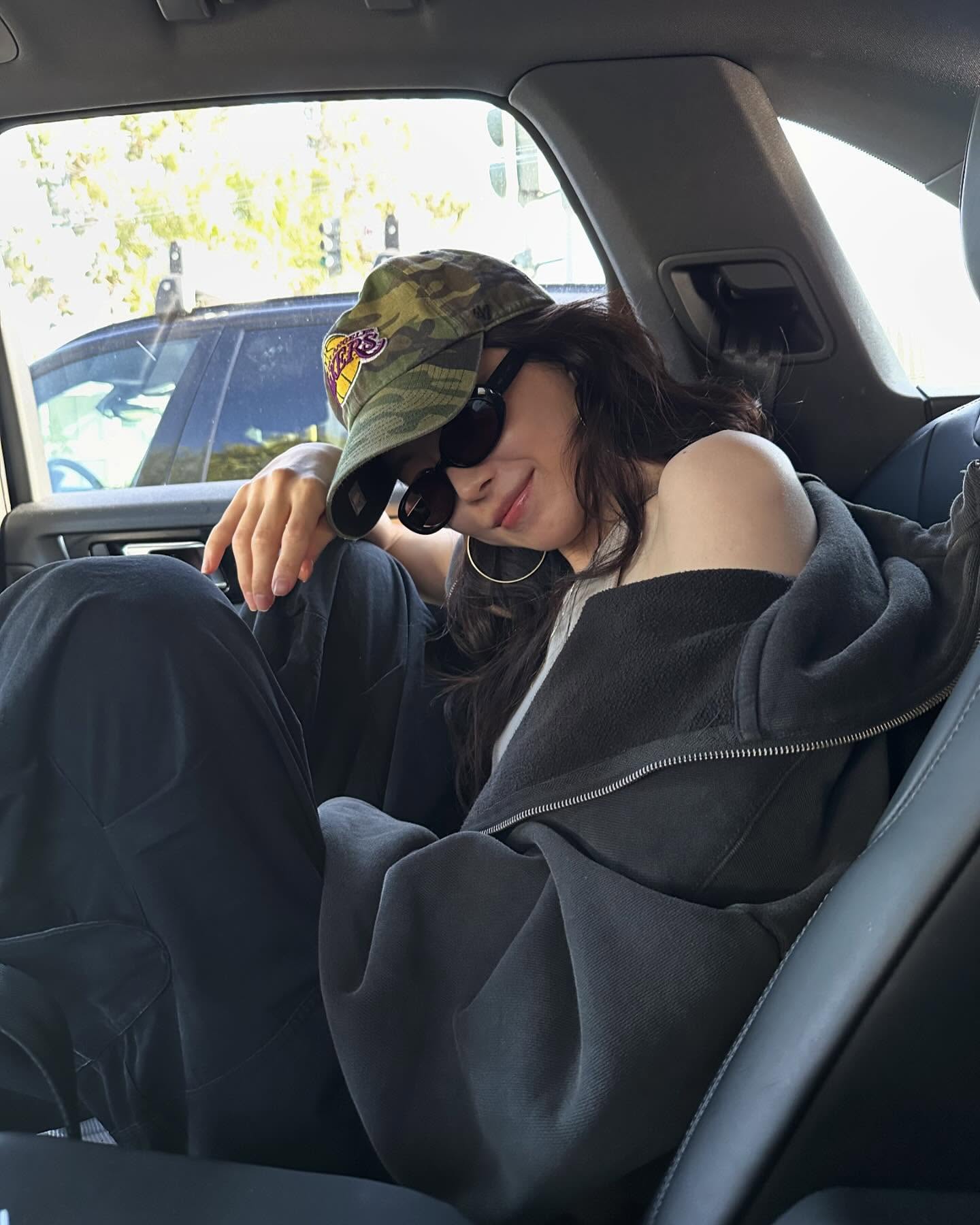 셀럽들도 즐겨 입는다던 후드집업🩶
데일리룩부터 레이어링까지 완벽한 후드집업 지금 꺼내보자🔍🎶 이미지3