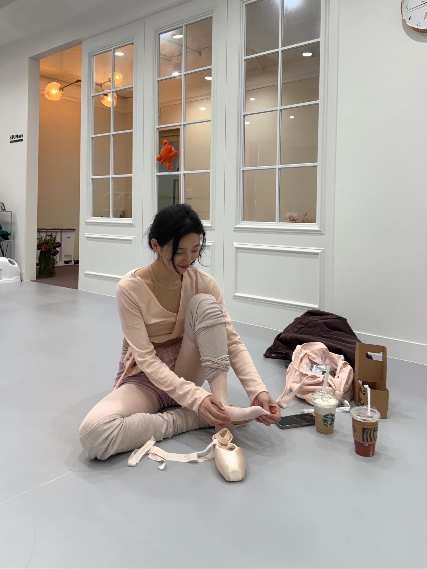 수지 웅니의 발레템? 레페토야💌
러블리한 포인트로 오늘 발레룩도 특별하게💫💕공쥬 아니야?
수지의 레페토 발레 아이템 3가지를 모았습니다.
1. 롱 슬리브드 랩 오버, 11만 원대
면과 아크릴 혼합 소재에 소매에 R 자카드 로고 디테일이 더해진 롱 슬리브는 라지 스트랩을 리본처럼 묶거나 옆으로 감아 다양하게 연출할 수 있죠. 톤온톤 느낌의 랩스커트와 스크런치에 매치해 러블리한 발레 코어 룩을 완성했습니다.
2. 쇼트 시폰 스커트, 10만 원대
앞면에는 레페토 로고 디테일이 더해진 시폰 스커트는 반투명 시폰 소재로 다리 움직임을 살짝 비추며, 레오타드 위에 랩 형식이나 매듭지어 연출할 수 있죠. 베이지 컬러의 레오타드에 매치해 소녀스러운 느낌의 레이어드 포인트를 살렸습니다.
3. 미디움 글라이드, 10만 원대
수지가 든 댄스 백은 면 소재로 옆면의 매듭형 디테일이 특징이며, 라운드 실루엣에 실용적인 더플백 형태이죠. 후드집업과 조거 팬츠에 매치해 꾸안꾸 무드의 포인트 아이템으로 활용했습니다. 이미지