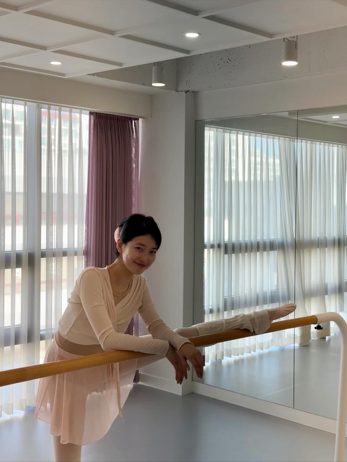 수지 웅니의 발레템? 레페토야💌
러블리한 포인트로 오늘 발레룩도 특별하게💫💕공쥬 아니야?
수지의 레페토 발레 아이템 3가지를 모았습니다.
1. 롱 슬리브드 랩 오버, 11만 원대
면과 아크릴 혼합 소재에 소매에 R 자카드 로고 디테일이 더해진 롱 슬리브는 라지 스트랩을 리본처럼 묶거나 옆으로 감아 다양하게 연출할 수 있죠. 톤온톤 느낌의 랩스커트와 스크런치에 매치해 러블리한 발레 코어 룩을 완성했습니다.
2. 쇼트 시폰 스커트, 10만 원대
앞면에는 레페토 로고 디테일이 더해진 시폰 스커트는 반투명 시폰 소재로 다리 움직임을 살짝 비추며, 레오타드 위에 랩 형식이나 매듭지어 연출할 수 있죠. 베이지 컬러의 레오타드에 매치해 소녀스러운 느낌의 레이어드 포인트를 살렸습니다.
3. 미디움 글라이드, 10만 원대
수지가 든 댄스 백은 면 소재로 옆면의 매듭형 디테일이 특징이며, 라운드 실루엣에 실용적인 더플백 형태이죠. 후드집업과 조거 팬츠에 매치해 꾸안꾸 무드의 포인트 아이템으로 활용했습니다. 이미지2