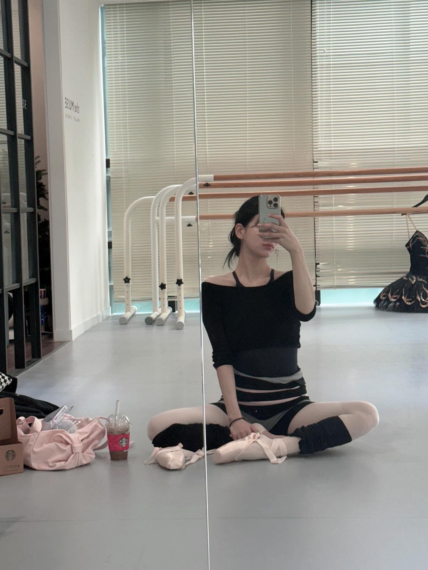 수지 웅니의 발레템? 레페토야💌
러블리한 포인트로 오늘 발레룩도 특별하게💫💕공쥬 아니야?
수지의 레페토 발레 아이템 3가지를 모았습니다.
1. 롱 슬리브드 랩 오버, 11만 원대
면과 아크릴 혼합 소재에 소매에 R 자카드 로고 디테일이 더해진 롱 슬리브는 라지 스트랩을 리본처럼 묶거나 옆으로 감아 다양하게 연출할 수 있죠. 톤온톤 느낌의 랩스커트와 스크런치에 매치해 러블리한 발레 코어 룩을 완성했습니다.
2. 쇼트 시폰 스커트, 10만 원대
앞면에는 레페토 로고 디테일이 더해진 시폰 스커트는 반투명 시폰 소재로 다리 움직임을 살짝 비추며, 레오타드 위에 랩 형식이나 매듭지어 연출할 수 있죠. 베이지 컬러의 레오타드에 매치해 소녀스러운 느낌의 레이어드 포인트를 살렸습니다.
3. 미디움 글라이드, 10만 원대
수지가 든 댄스 백은 면 소재로 옆면의 매듭형 디테일이 특징이며, 라운드 실루엣에 실용적인 더플백 형태이죠. 후드집업과 조거 팬츠에 매치해 꾸안꾸 무드의 포인트 아이템으로 활용했습니다. 이미지7