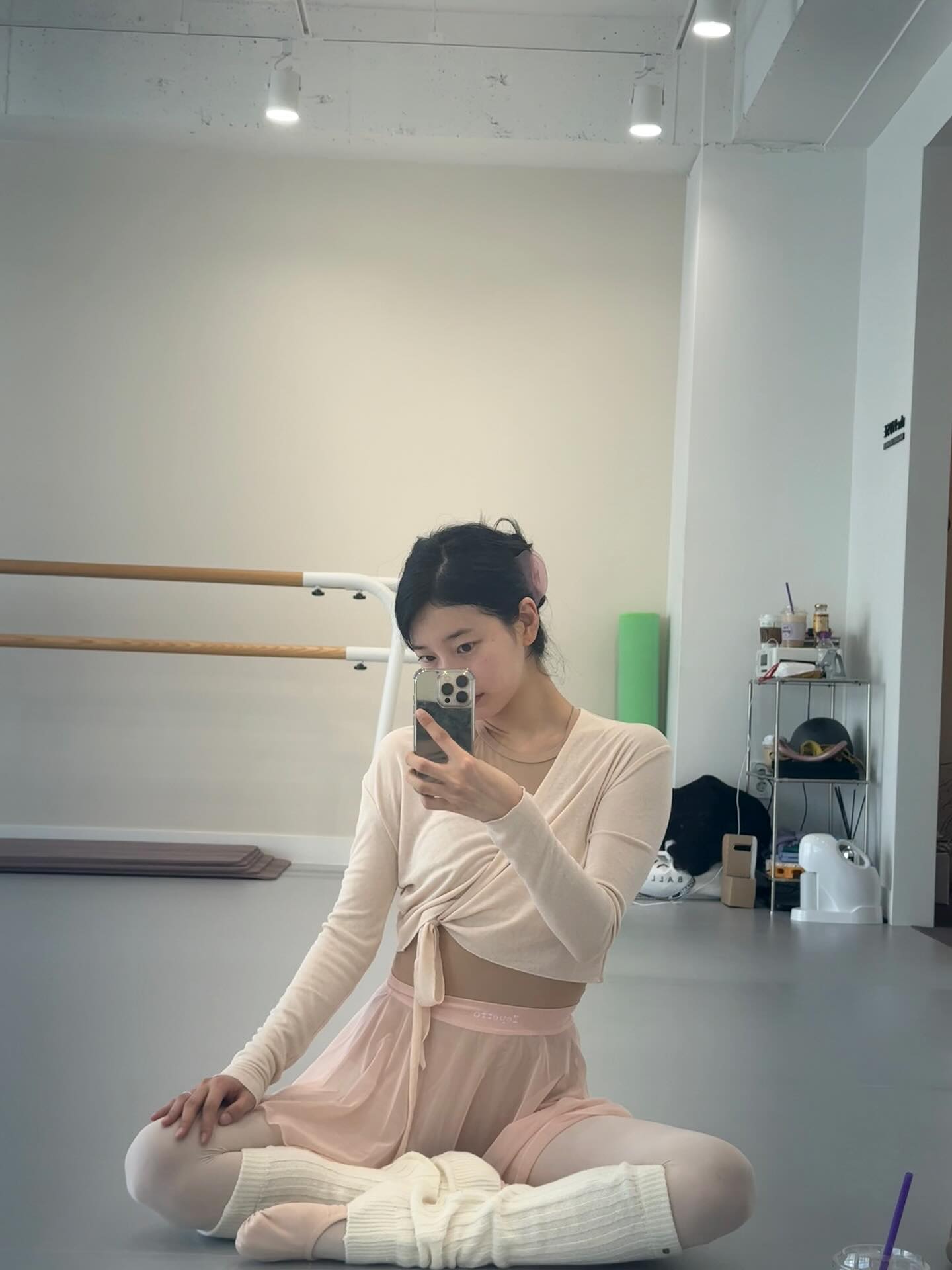 수지 웅니의 발레템? 레페토야💌
러블리한 포인트로 오늘 발레룩도 특별하게💫💕공쥬 아니야?
수지의 레페토 발레 아이템 3가지를 모았습니다.
1. 롱 슬리브드 랩 오버, 11만 원대
면과 아크릴 혼합 소재에 소매에 R 자카드 로고 디테일이 더해진 롱 슬리브는 라지 스트랩을 리본처럼 묶거나 옆으로 감아 다양하게 연출할 수 있죠. 톤온톤 느낌의 랩스커트와 스크런치에 매치해 러블리한 발레 코어 룩을 완성했습니다.
2. 쇼트 시폰 스커트, 10만 원대
앞면에는 레페토 로고 디테일이 더해진 시폰 스커트는 반투명 시폰 소재로 다리 움직임을 살짝 비추며, 레오타드 위에 랩 형식이나 매듭지어 연출할 수 있죠. 베이지 컬러의 레오타드에 매치해 소녀스러운 느낌의 레이어드 포인트를 살렸습니다.
3. 미디움 글라이드, 10만 원대
수지가 든 댄스 백은 면 소재로 옆면의 매듭형 디테일이 특징이며, 라운드 실루엣에 실용적인 더플백 형태이죠. 후드집업과 조거 팬츠에 매치해 꾸안꾸 무드의 포인트 아이템으로 활용했습니다. 이미지4