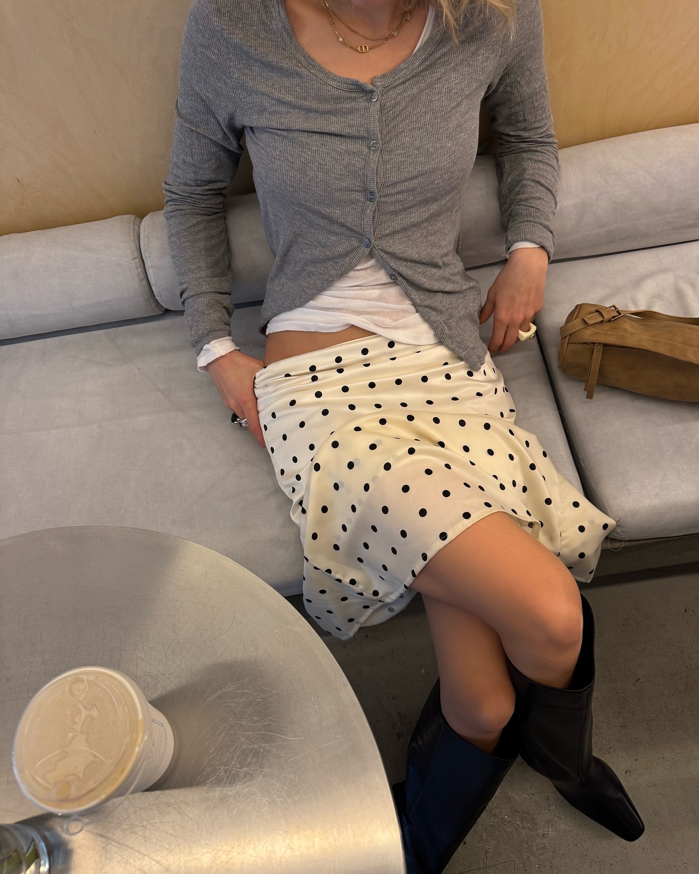 롱스커트에 부츠 조합이면🖤 가을에도 따뜻한 이 조합만큼 예쁜 게 없죠🍂🤎 이미지