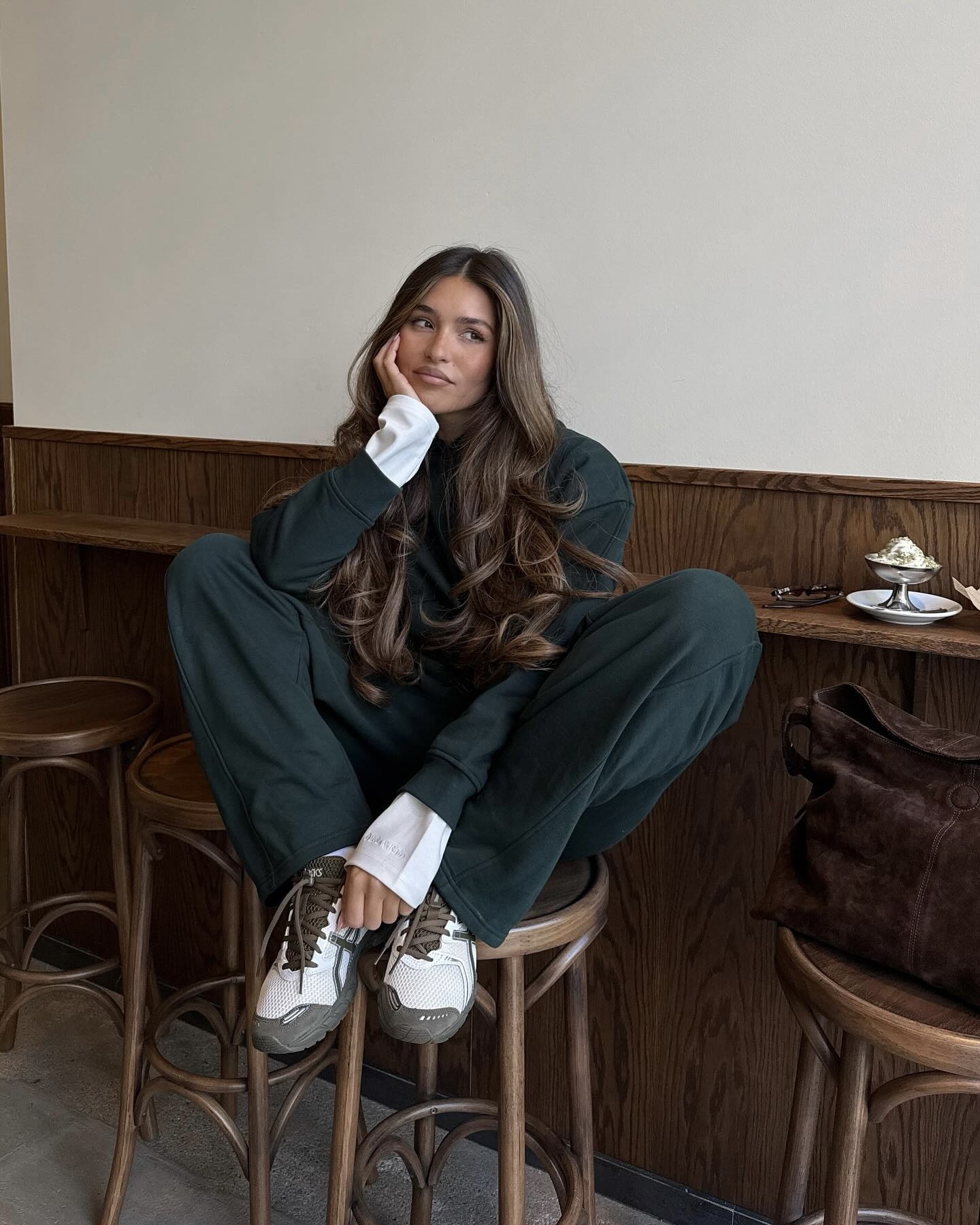 내추럴한 컬러, 편안한 실루엣...🍃
요즘 해외에서 모두가 빠진 그래놀라 코어👀🌲같이 알아보자

최근 해외에서는 다시 한번 그래놀라 코어가 주목받고 있는데요. 자연스러운 아웃도어 무드와 편안함을 중심으로, 단순히 아웃도어 웨어를 입는 것을 넘어 라이프스타일과 패션을 자연스럽게 연결하는 것이 포인트입니다.

베이지, 브라운, 올리브와 같이 자연에서 영감받은 컬러와 헐렁한 후드티, 플리스, 기능성 바람막이, 조거 팬츠 등 내추럴하면서도 감각적인 꾸안꾸 무드를 완성하죠. 이제 그래놀라 코어는 편안함과 스타일 모두 잡는 새로운 캐주얼룩으로 자리 잡았습니다. 이미지7