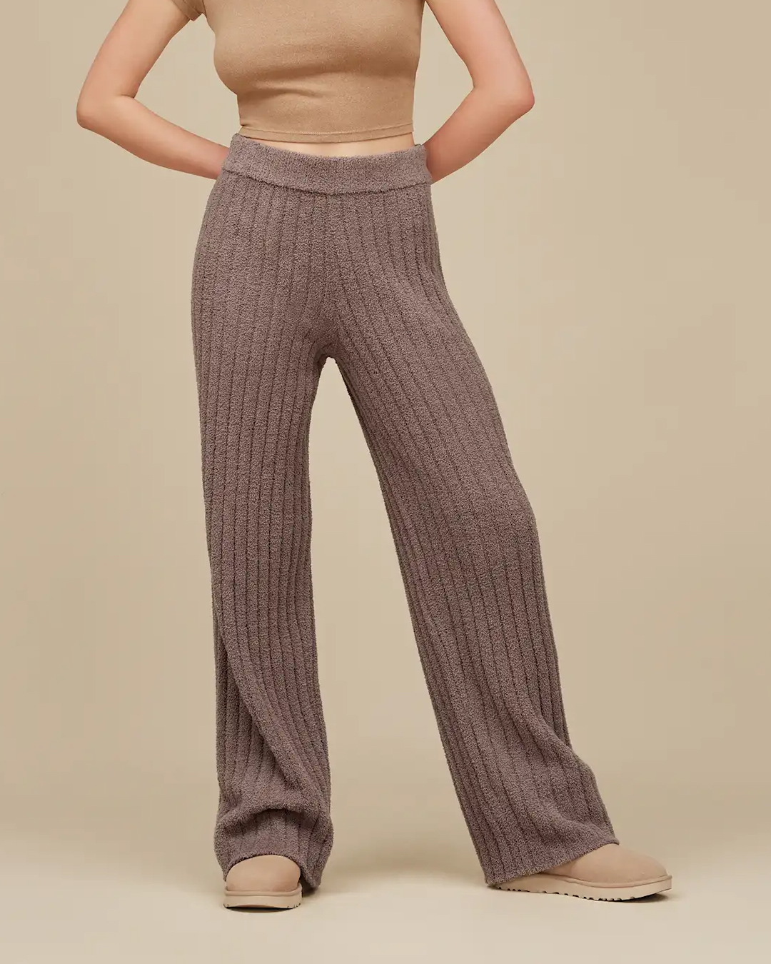 겨울마다 찾게되는 어그🤎
올해는 리본으로 더 사랑스럽게 돌아왔어요🎀✨

매년 겨울마다 찾게 되는 어그, 올겨울 트렌드인 리본 디테일을 더해 한층 사랑스러운 모습으로 돌아왔습니다. 스웨이드 소재와 양모 안감이 발을 따뜻하게 감싸주며, 심플하면서도 포인트가 되는 리본 장식이 특징입니다.

캐주얼한 데일리룩부터 페미닌한 스타일링까지 다양하게 활용하기 좋은 아이템이죠. 올겨울에는 따뜻함과 스타일을 모두 잡은 리본 어그로 사랑스럽고 포근한 스타일을 완성해보세요.  이미지4