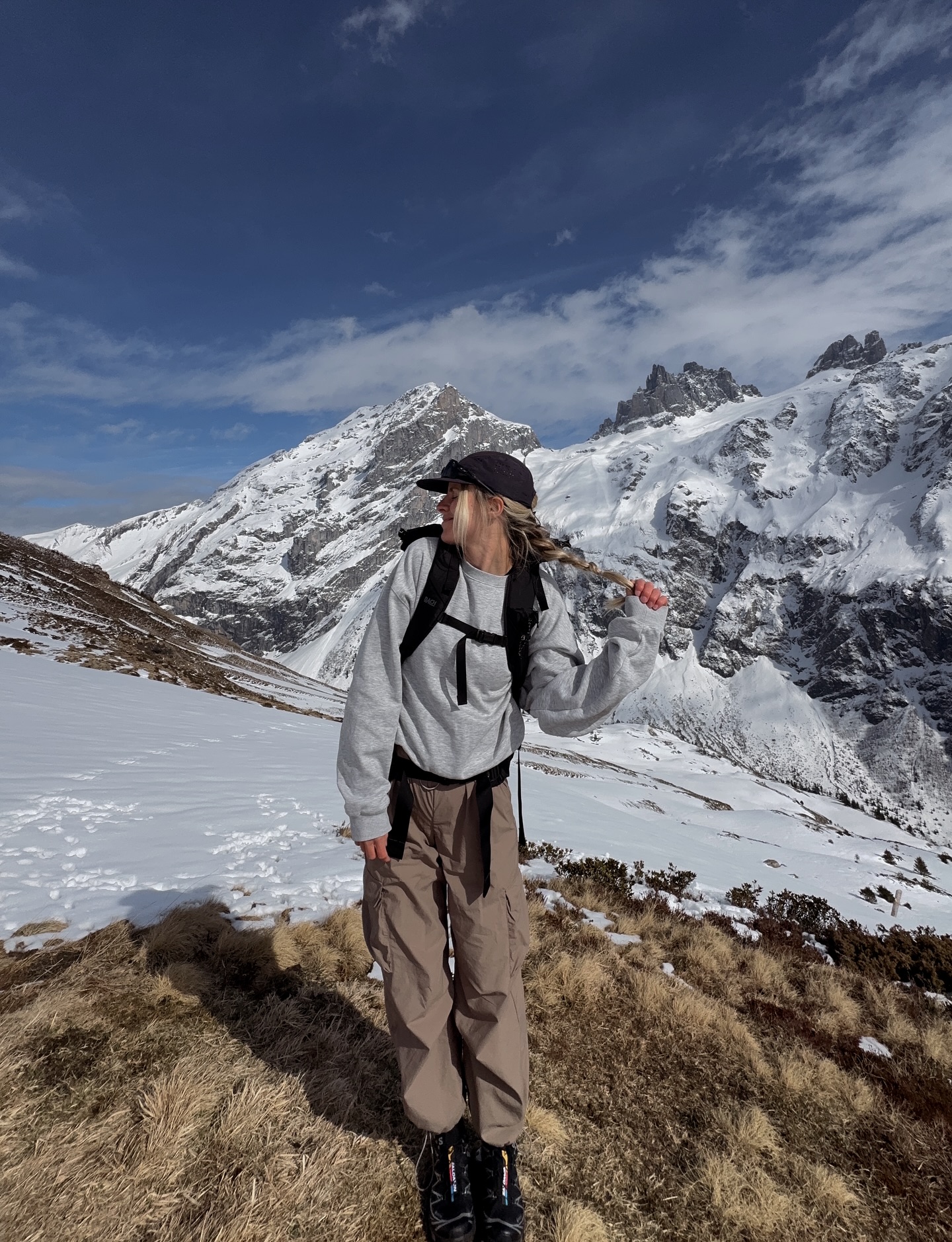 내추럴한 컬러, 편안한 실루엣...🍃
요즘 해외에서 모두가 빠진 그래놀라 코어👀🌲같이 알아보자

최근 해외에서는 다시 한번 그래놀라 코어가 주목받고 있는데요. 자연스러운 아웃도어 무드와 편안함을 중심으로, 단순히 아웃도어 웨어를 입는 것을 넘어 라이프스타일과 패션을 자연스럽게 연결하는 것이 포인트입니다.

베이지, 브라운, 올리브와 같이 자연에서 영감받은 컬러와 헐렁한 후드티, 플리스, 기능성 바람막이, 조거 팬츠 등 내추럴하면서도 감각적인 꾸안꾸 무드를 완성하죠. 이제 그래놀라 코어는 편안함과 스타일 모두 잡는 새로운 캐주얼룩으로 자리 잡았습니다. 이미지8