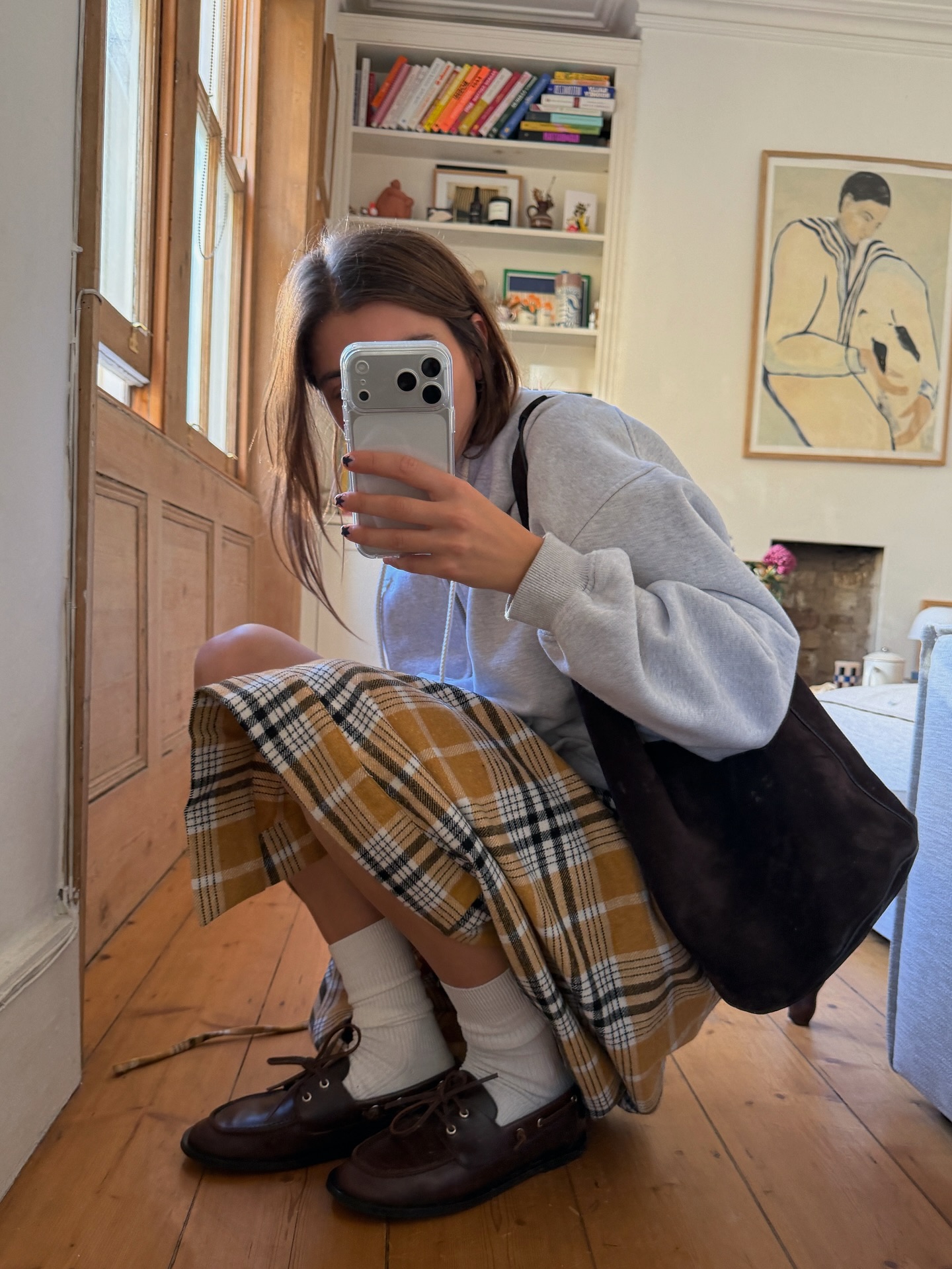 체크, 니트.. 코티지 코어의 낭만💛
따뜻한 컬러와 부드러운 소재로 완성하는 코티지 코어🍂🌳
지난 여름 그래니룩 트렌드가 있었다면, 겨울에는 그 연장선인 코티지 코어가 주목받고 있는데요. 코티지 코어는 자연과 시골의 감성을 담은 로맨틱하고 아늑한 스타일로, 단순히 시골 감성에 그치지 않고 현대적인 룩과도 자연스럽게 매치할 수 있습니다.
크림, 머스타드 등 따뜻한 컬러와 린넨, 코튼, 니트 같은 부드러운 소재를 활용하거나 레이스, 플로럴, 체크 패턴을 더해 여성스러운 실루엣과 낭만적인 무드를 완성하죠. 코티지 코어는 이제 단순한 시골 감성을 넘어, 일상 속 데일리 룩으로 자리 매김하고 있습니다. 이미지2