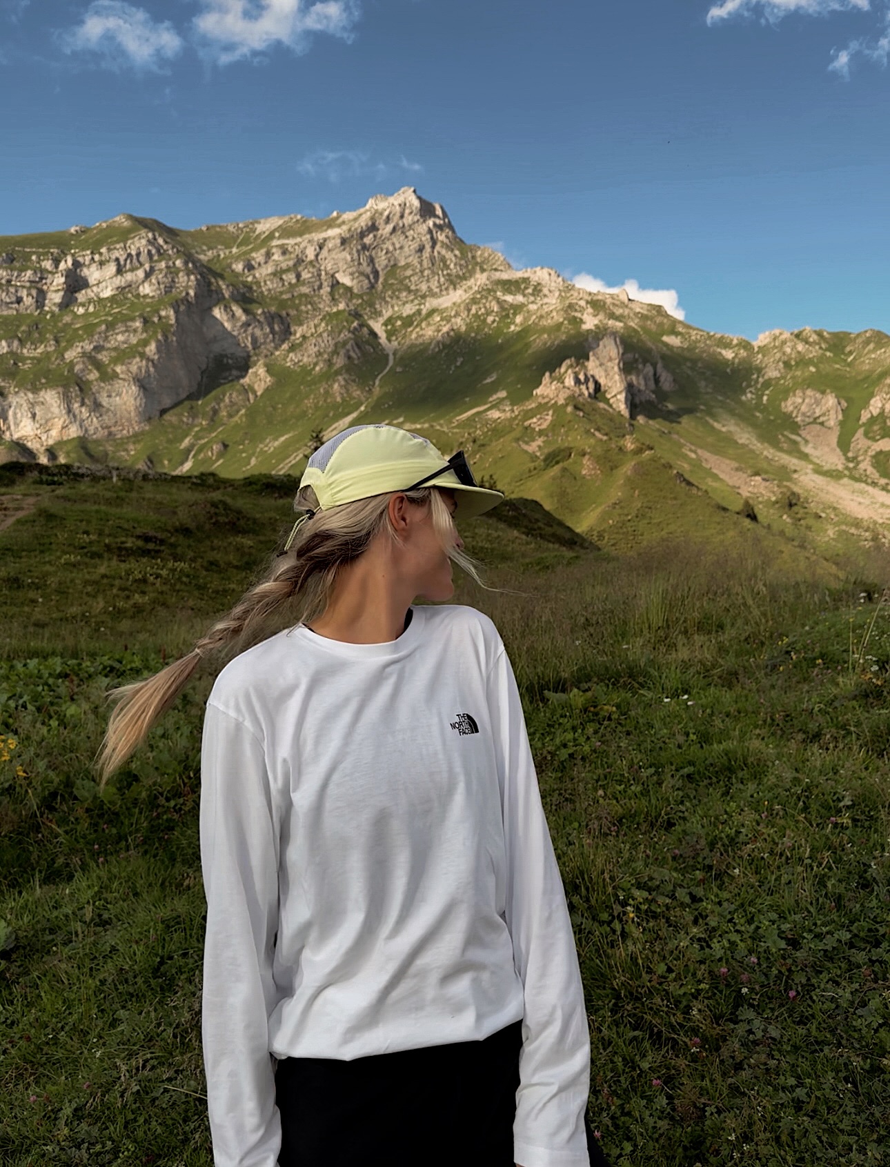 내추럴한 컬러, 편안한 실루엣...🍃
요즘 해외에서 모두가 빠진 그래놀라 코어👀🌲같이 알아보자

최근 해외에서는 다시 한번 그래놀라 코어가 주목받고 있는데요. 자연스러운 아웃도어 무드와 편안함을 중심으로, 단순히 아웃도어 웨어를 입는 것을 넘어 라이프스타일과 패션을 자연스럽게 연결하는 것이 포인트입니다.

베이지, 브라운, 올리브와 같이 자연에서 영감받은 컬러와 헐렁한 후드티, 플리스, 기능성 바람막이, 조거 팬츠 등 내추럴하면서도 감각적인 꾸안꾸 무드를 완성하죠. 이제 그래놀라 코어는 편안함과 스타일 모두 잡는 새로운 캐주얼룩으로 자리 잡았습니다. 이미지3