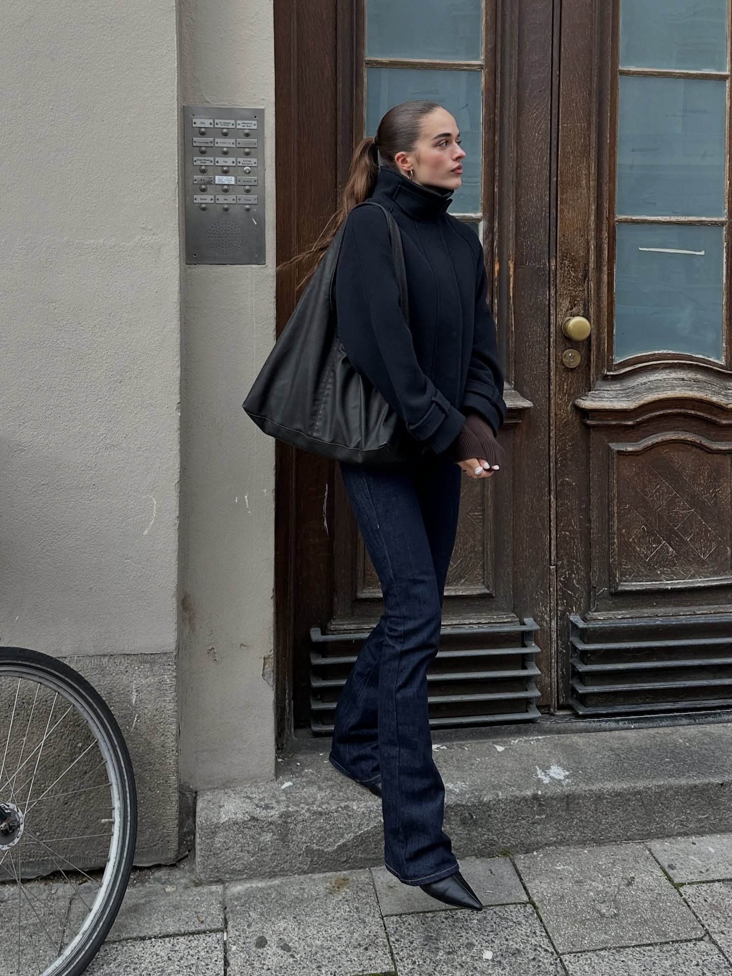 하체 고민은 부츠컷이 해결해줌😯
와이드만 입지 말고 부츠컷 팬츠로 다리 라인 살려보자✨🖤 이미지4