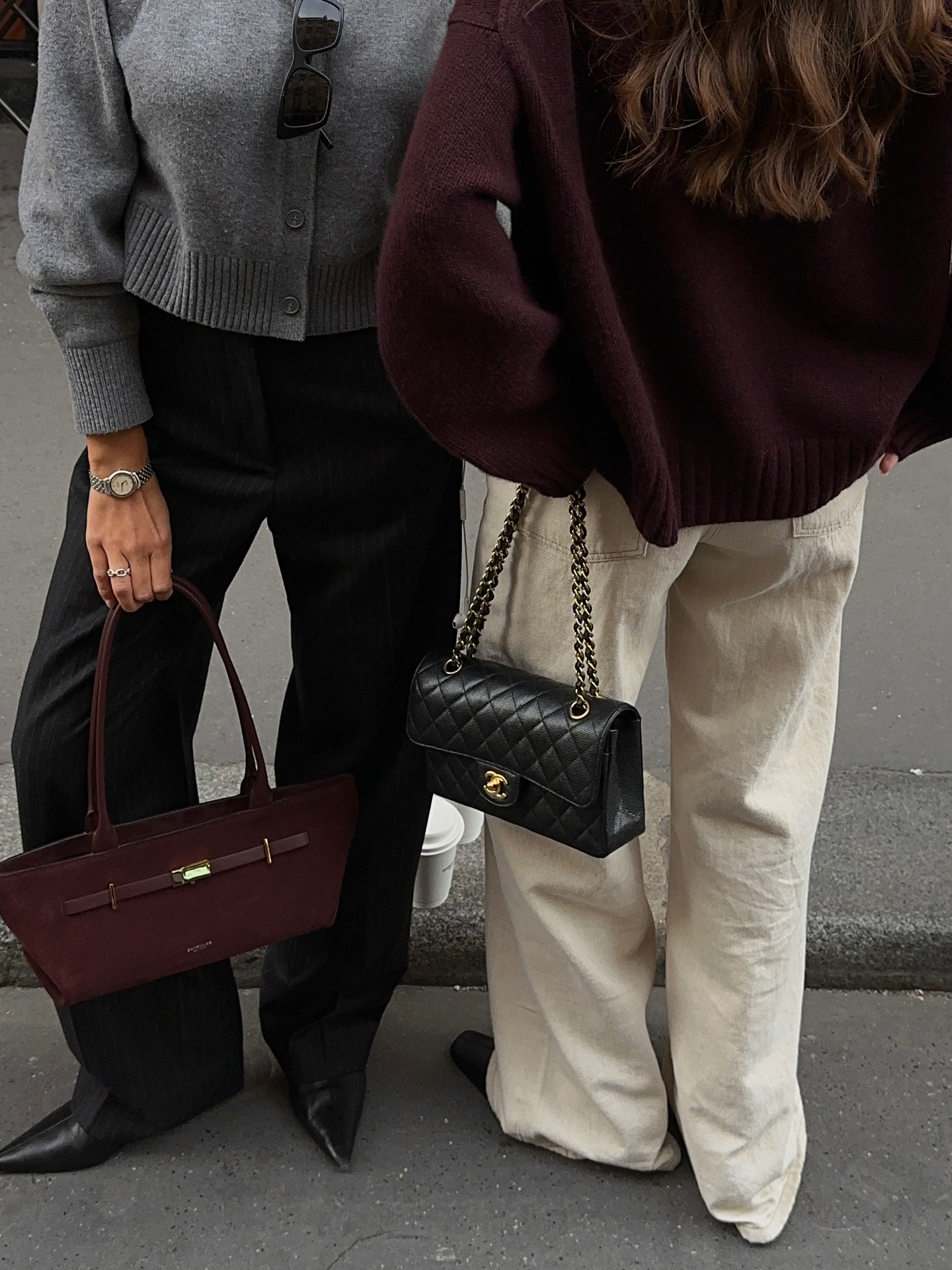 둥근 건 그만~ 뾰족해야 룩이 살아🖤
슬림한 키튼힐로 시크한 프렌치 감성을 가득 채워보자✨😎 이미지1